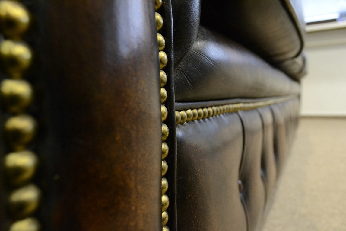 3sitziges Chesterfield-Sofa nach englischem Vorbild, spätes 20. Jhdt., bräunlich eingefärbtes Leder - Image 4 of 12