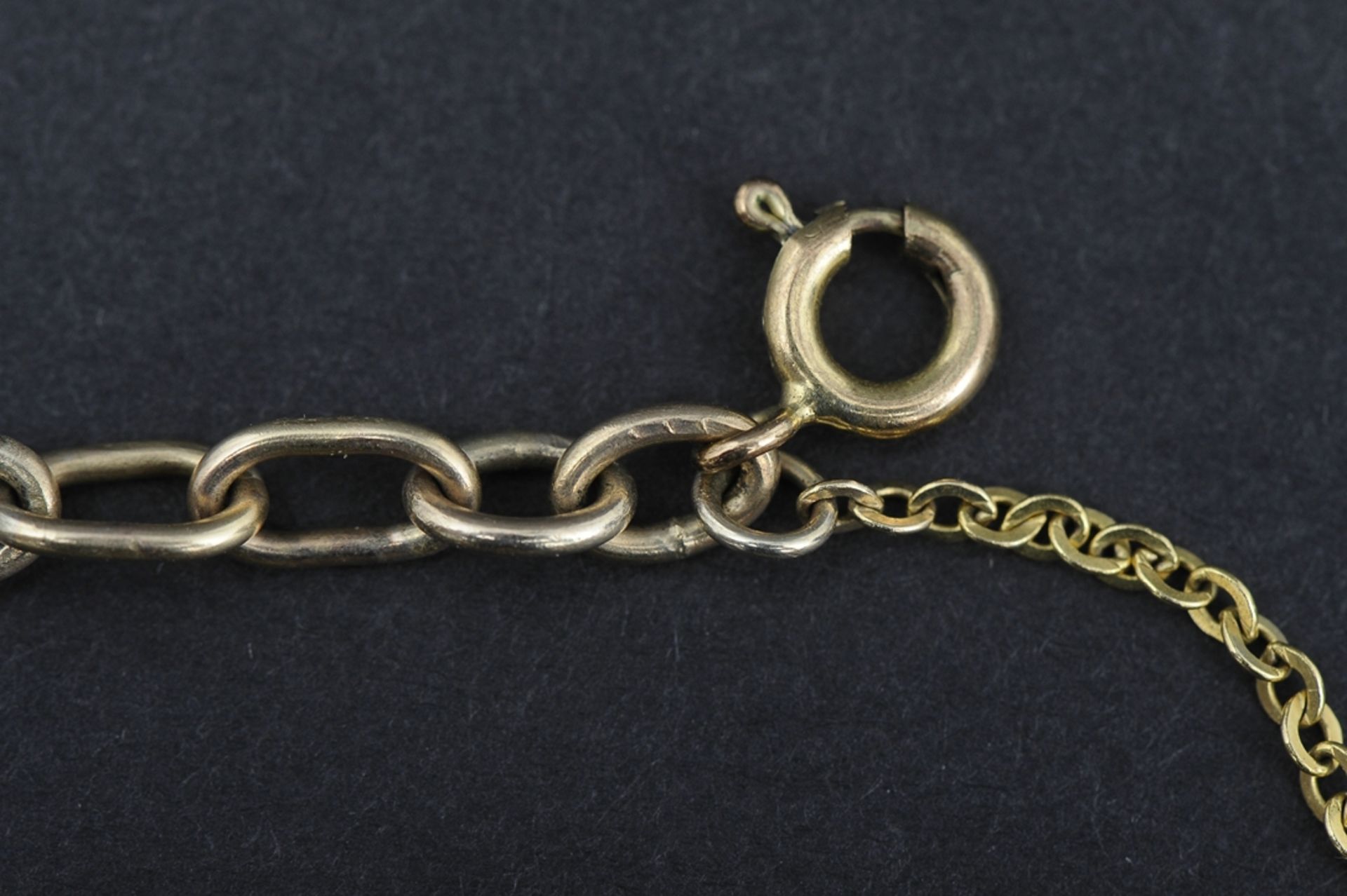 "Bettler" - Armband aus 333er Gelbgold mit insgesamt 11 Anhängerteilen, 1 Herz lose beiliegend. Län - Image 8 of 9