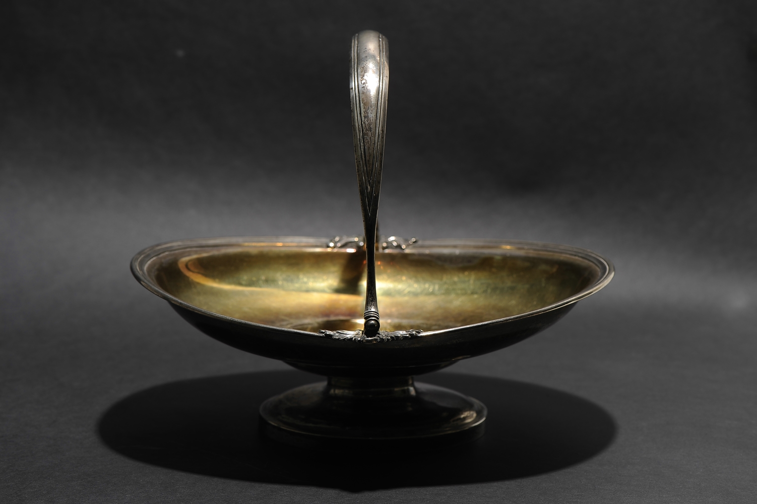 Große, gefußte, ovale Korbhenkelschale, 84 Zolotnik = 875er Silber, teilweise vergoldet, Beschaumei - Image 9 of 16