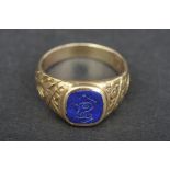 Damenring, 585er Gelbgold, mit gravierter Lapislazuli-Platte; Ringschultern ziseliert; ca. 5 gr. br