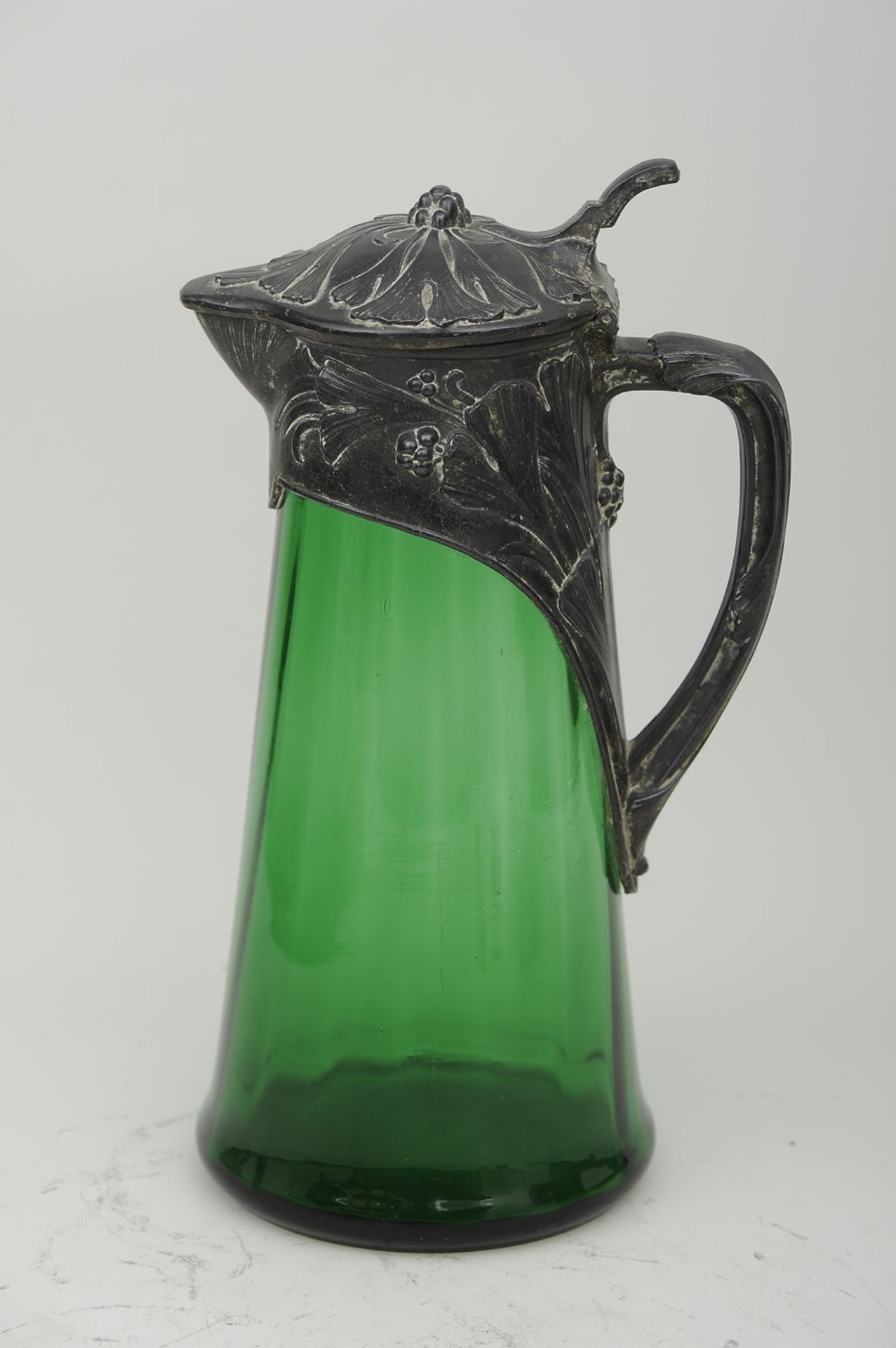 Prächtige Saftkanne, grünlicher Glaskorpus mit aufwändiger, ungemarkter Zinnmontierung. Höhe ca. 28 - Image 2 of 6