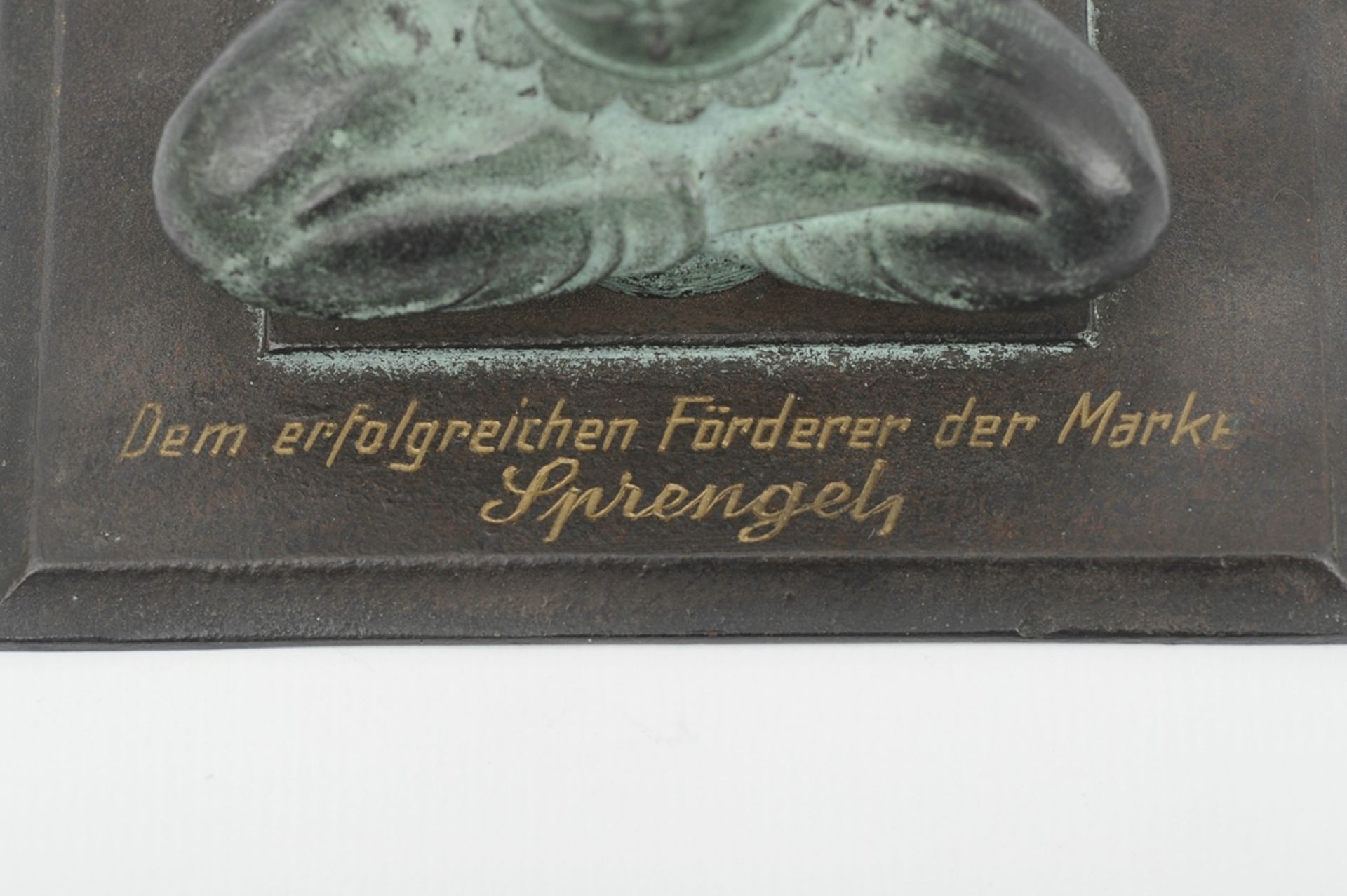 "DEM ERFOLGREICHEN FÖRDERER DER MARKE SPRENGEL" - grünlich, braunschwarz patinierte Buddhafigur auf - Image 3 of 11