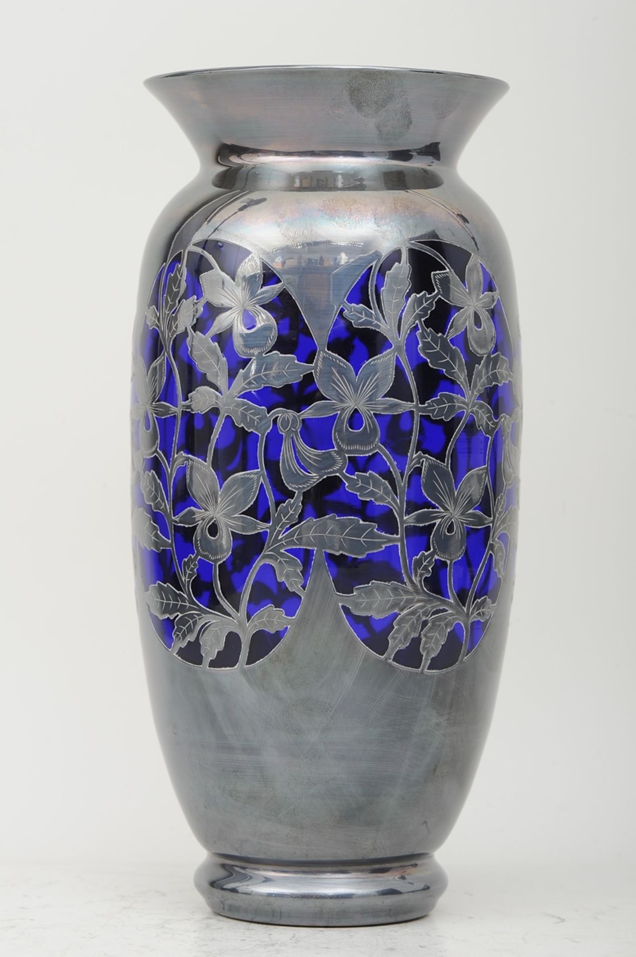 Sehr schön erhaltene SILVER OVERLAY - Vase, bläulich violetter Glaskorpus mit teils flächendeckende - Image 3 of 5