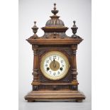 Kaminuhr, Historismus - "The Greenwich Clock" - aufwändig mit "Dachschindeln" und Türmchenabschlüss
