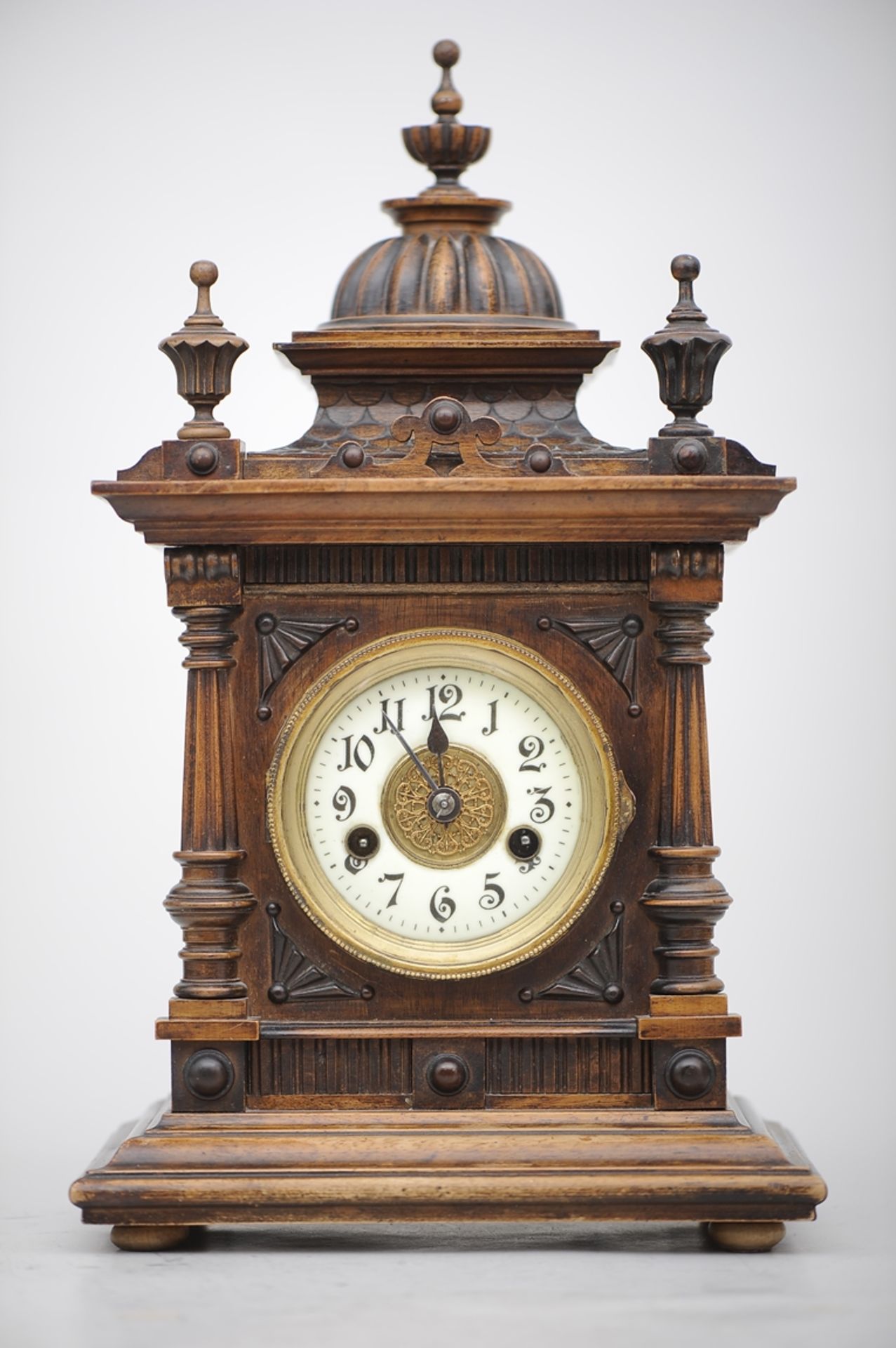 Kaminuhr, Historismus - "The Greenwich Clock" - aufwändig mit "Dachschindeln" und Türmchenabschlüss