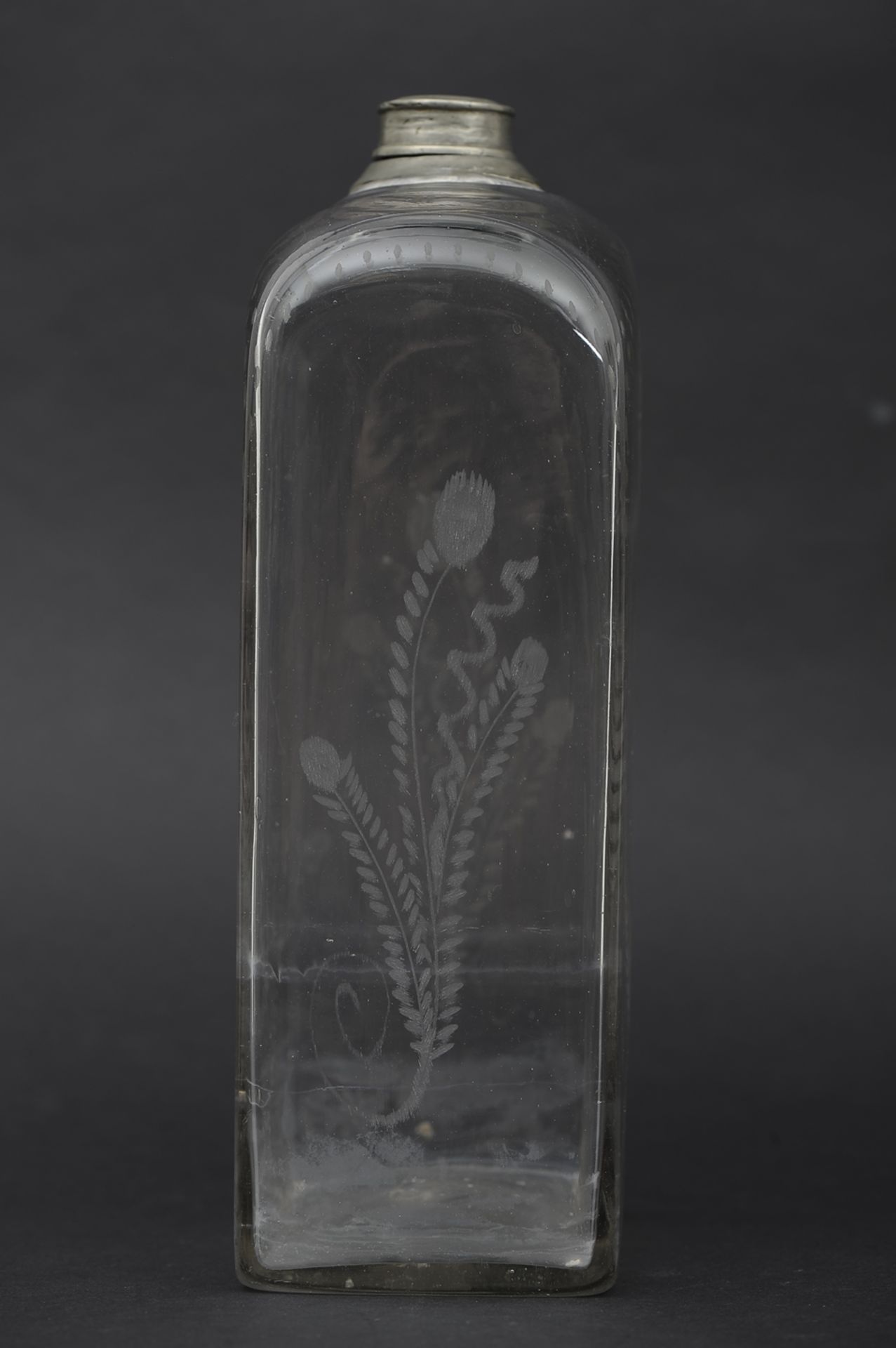 Antike Branntweinflasche, "1826" datiert, farbloses Klarglas mit allseitigen Ätzdekoren, mundgeblas - Image 3 of 7