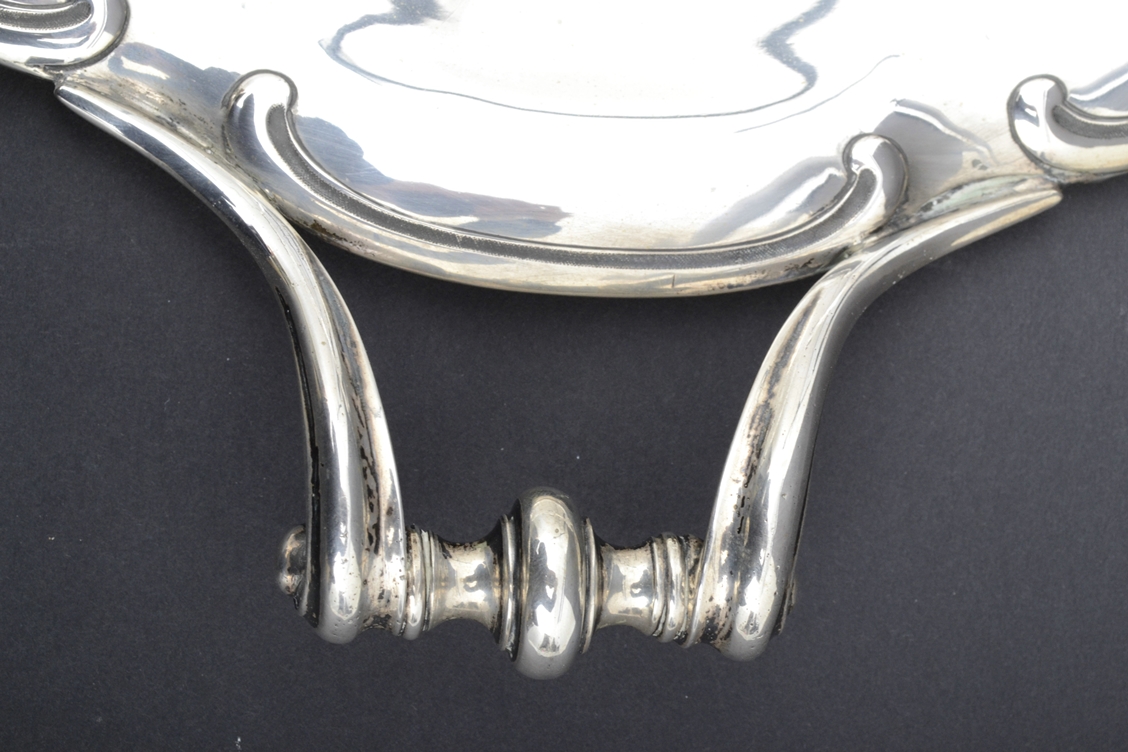Schweres 800er Silbertablett, oval mit geschwungenem Rand und freistehenden , hochgestellten Griffe - Image 3 of 5