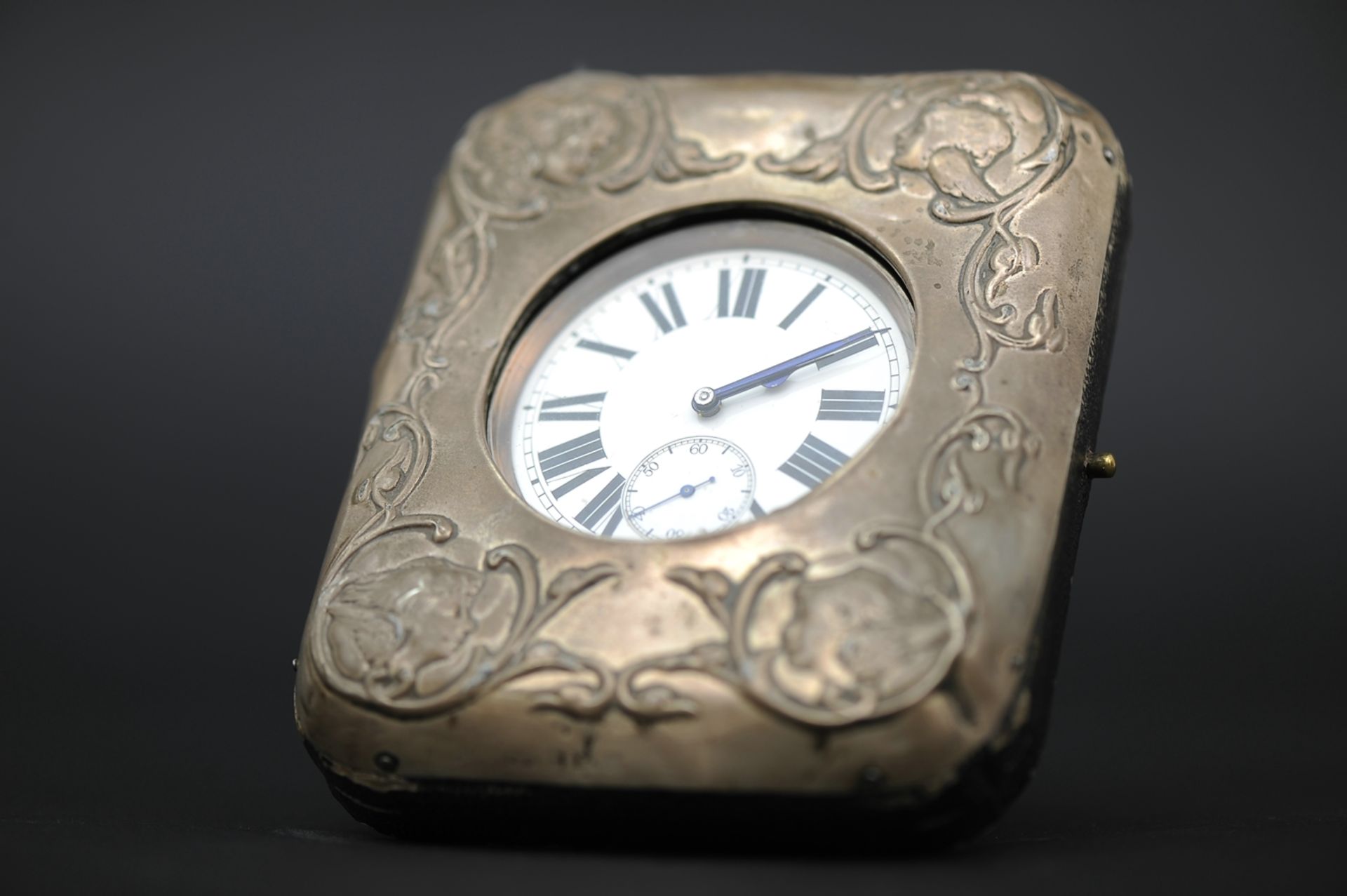 Antiker, silberbeschlagener Tischbilderrahmen mit eingesetzter großer Taschenuhr, 925er Sterlingsil
