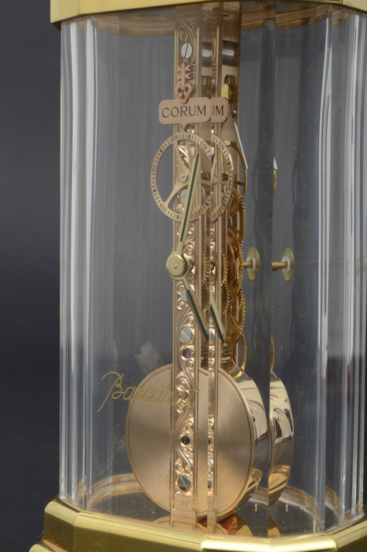 Parfümflakon mit eingebauter CORUM - Quarzuhr, skelettiertes Quarzwerk. Das vergoldete Gehäuse rück - Image 6 of 7