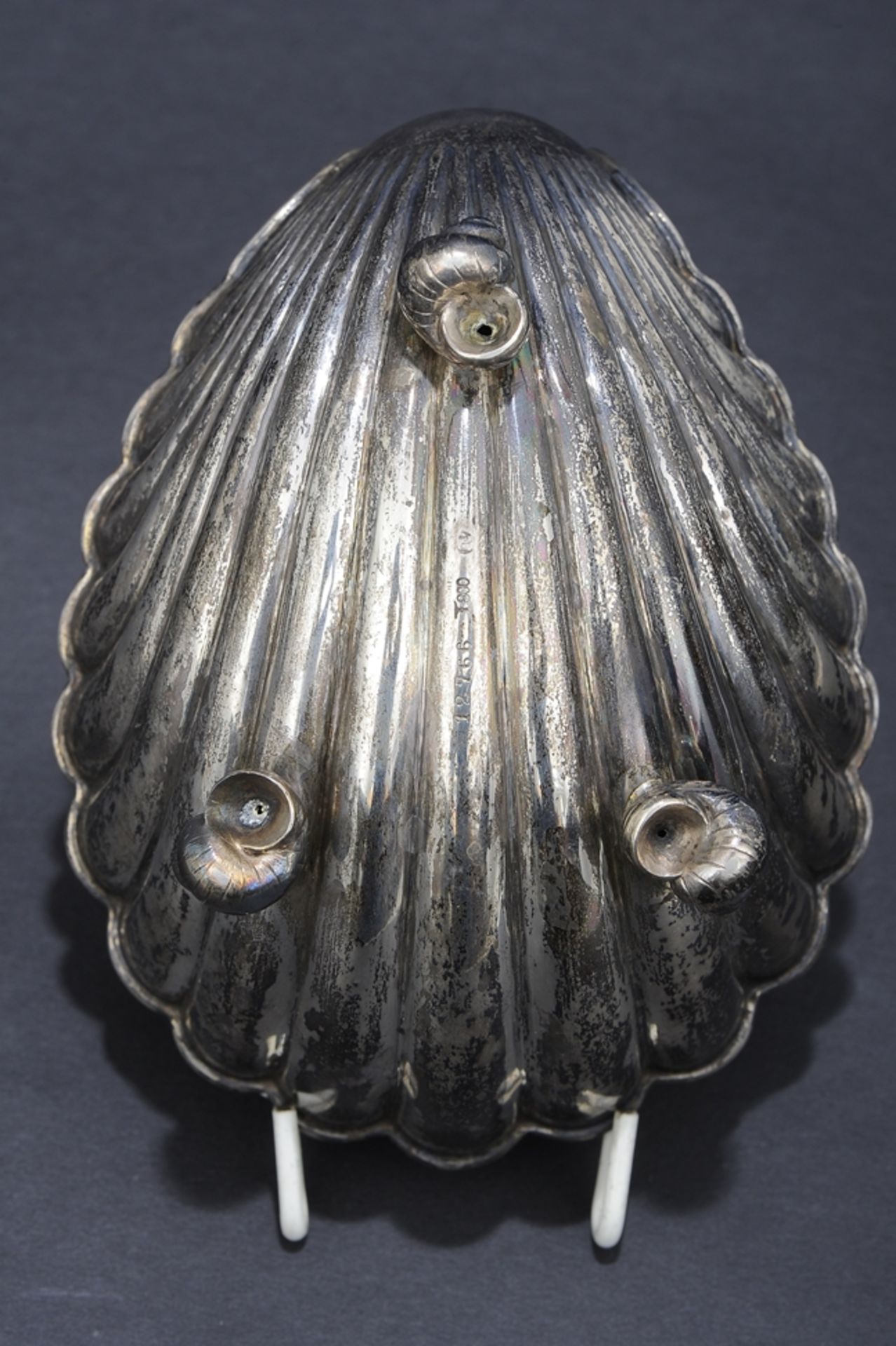 Zeitlos elegante, klassische Muschelschale, 800er Silber, auf 3 "Schneckenhaus"-Füßen ruhende Schal - Image 7 of 10