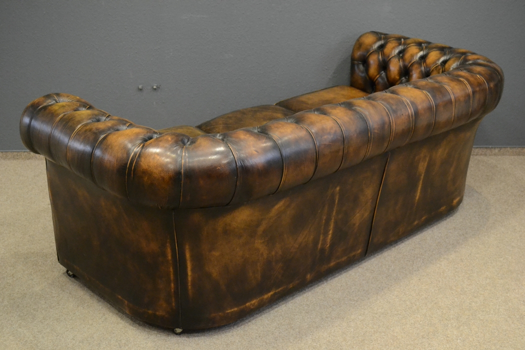 3sitziges Chesterfield-Sofa nach englischem Vorbild, spätes 20. Jhdt., bräunlich eingefärbtes Leder - Image 10 of 12