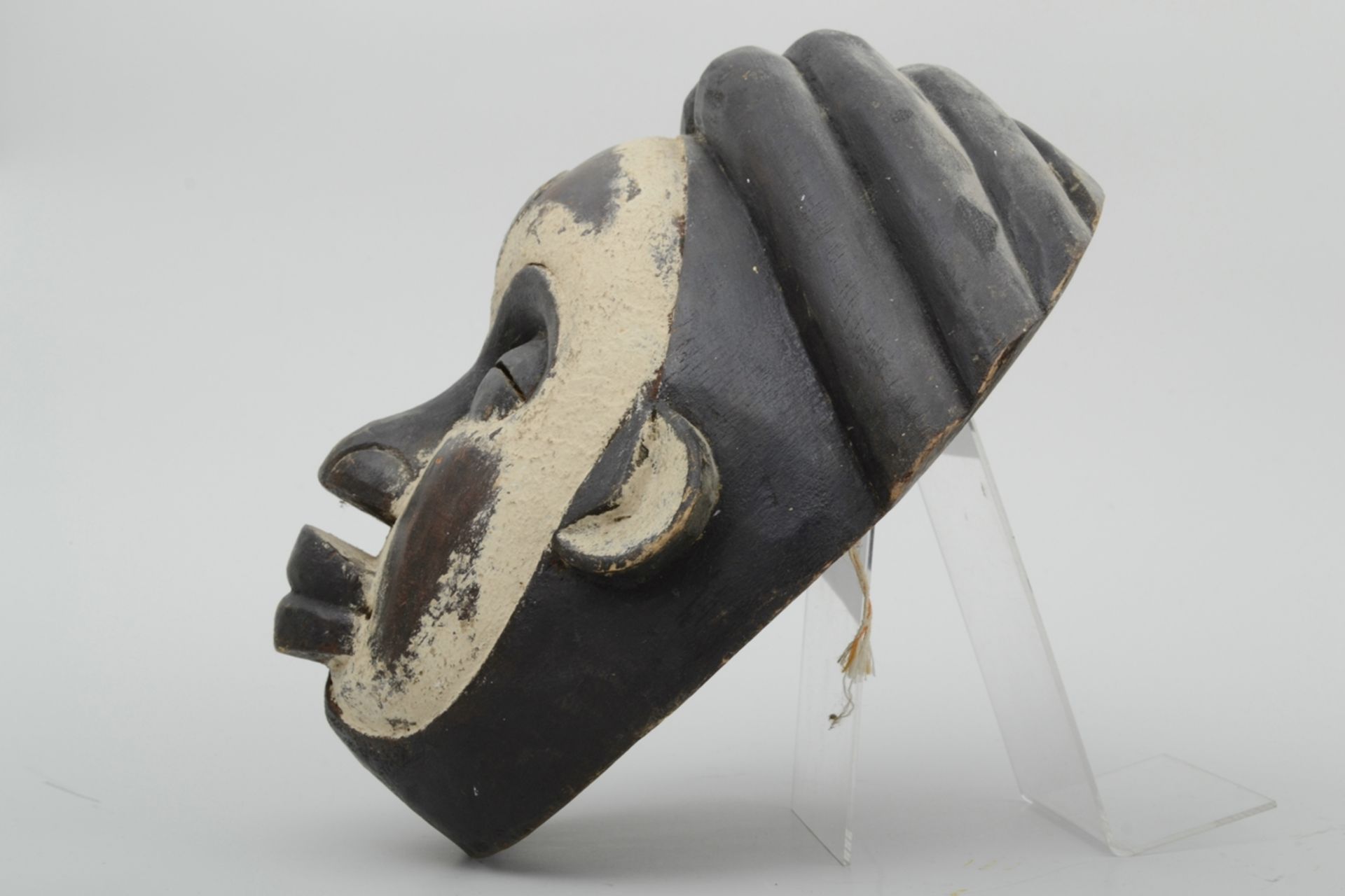 Ältere afrikanische Holzmaske, teilweise bemaltes, dunkelbraunes Holz, ca. 26,5 x 24,5 cm. 20. Jhdt - Image 6 of 7