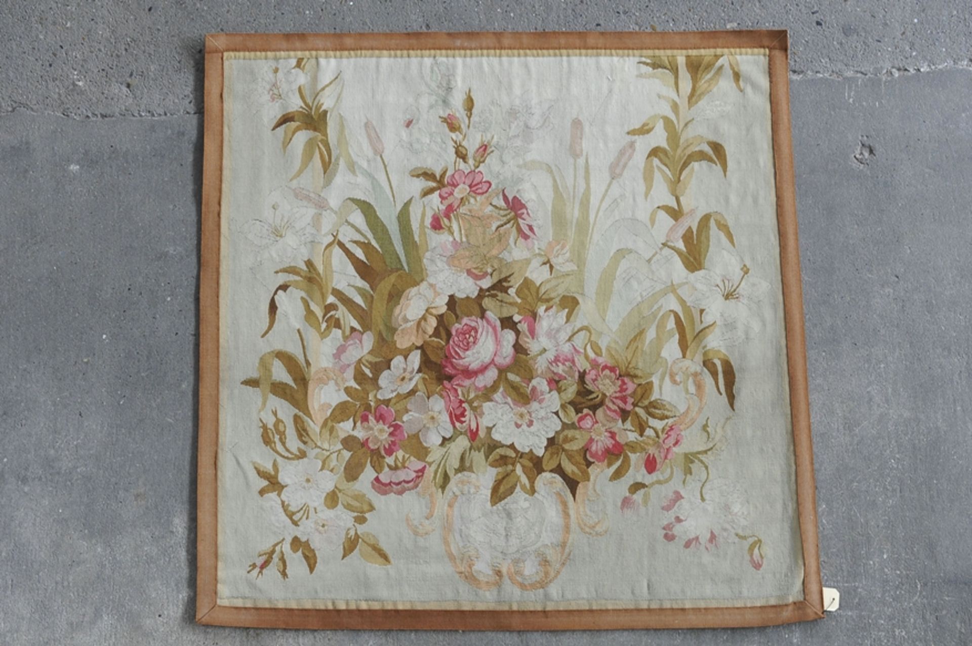 Antike Gobelin-Stickerei um 1900/20, florales Dekor, ca. 136 x 136 cm inklusive Stoffumrandung. Ver