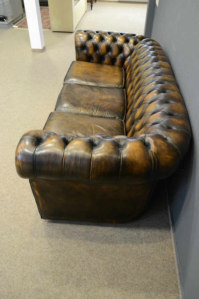 3sitziges Chesterfield-Sofa nach englischem Vorbild, spätes 20. Jhdt., bräunlich eingefärbtes Leder - Image 11 of 12