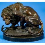 "Kämpfender Löwe". Bräunlich patinierte Bronze, am Sockel bez. A. Barye. Wohl Ausformung des späten