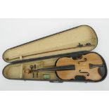 Antike Geige/Violine mit Bogen in Holzkoffer, vom Vorbesitzer "aufgefrischter" Erhalt, geringe Alte