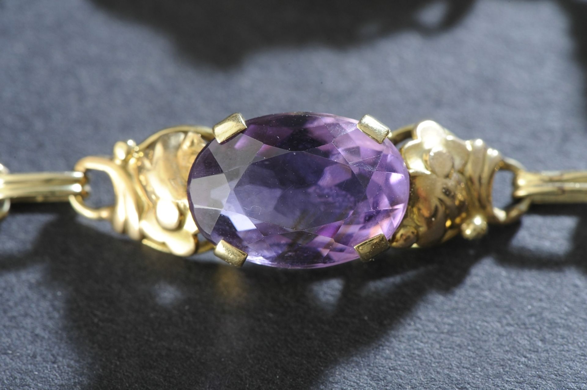 585er Gelbgoldarmband, aus 6 unterschiedlichen Gliedern bestehend. Jedes Kettenglied mit Amethysten - Image 4 of 7