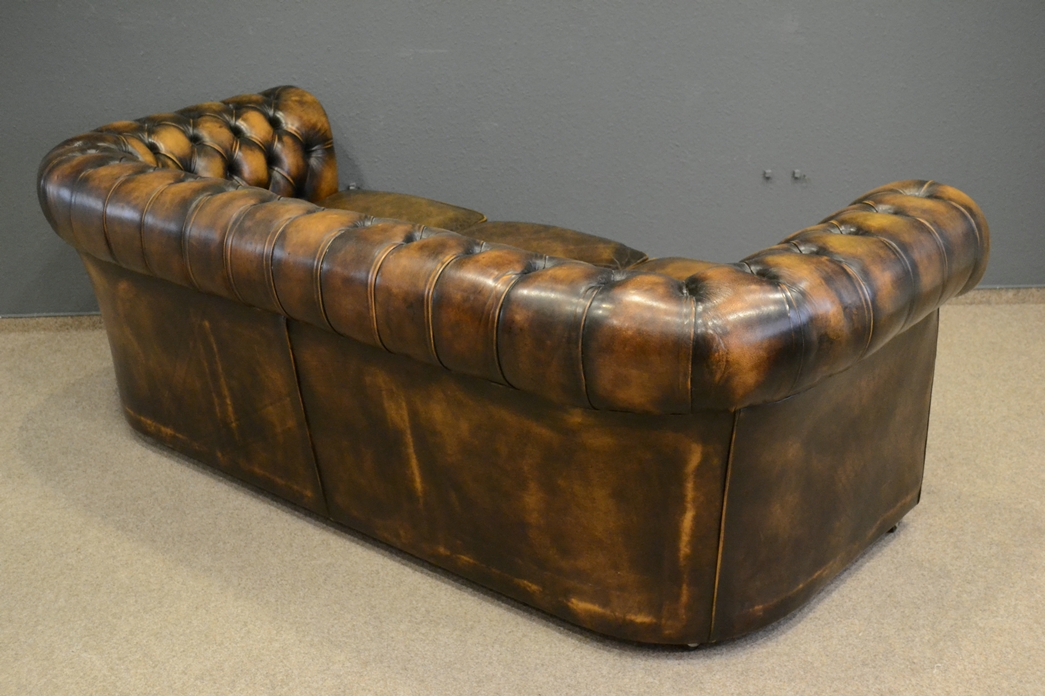 3sitziges Chesterfield-Sofa nach englischem Vorbild, spätes 20. Jhdt., bräunlich eingefärbtes Leder - Image 12 of 12