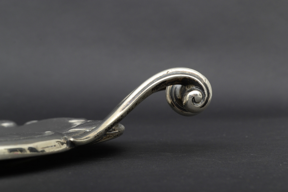 Schweres 800er Silbertablett, oval mit geschwungenem Rand und freistehenden , hochgestellten Griffe - Image 4 of 5