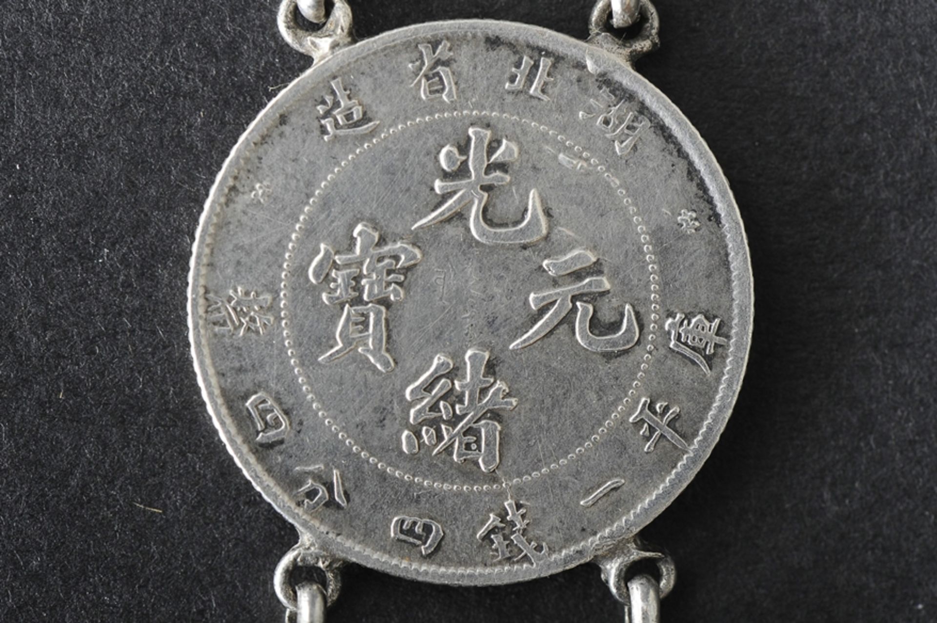 Mehrteiliger, chinesischer Münzanhänger um 1900, mit plastisch gestaltetem "Drachen" - Abschluss, d - Image 5 of 11