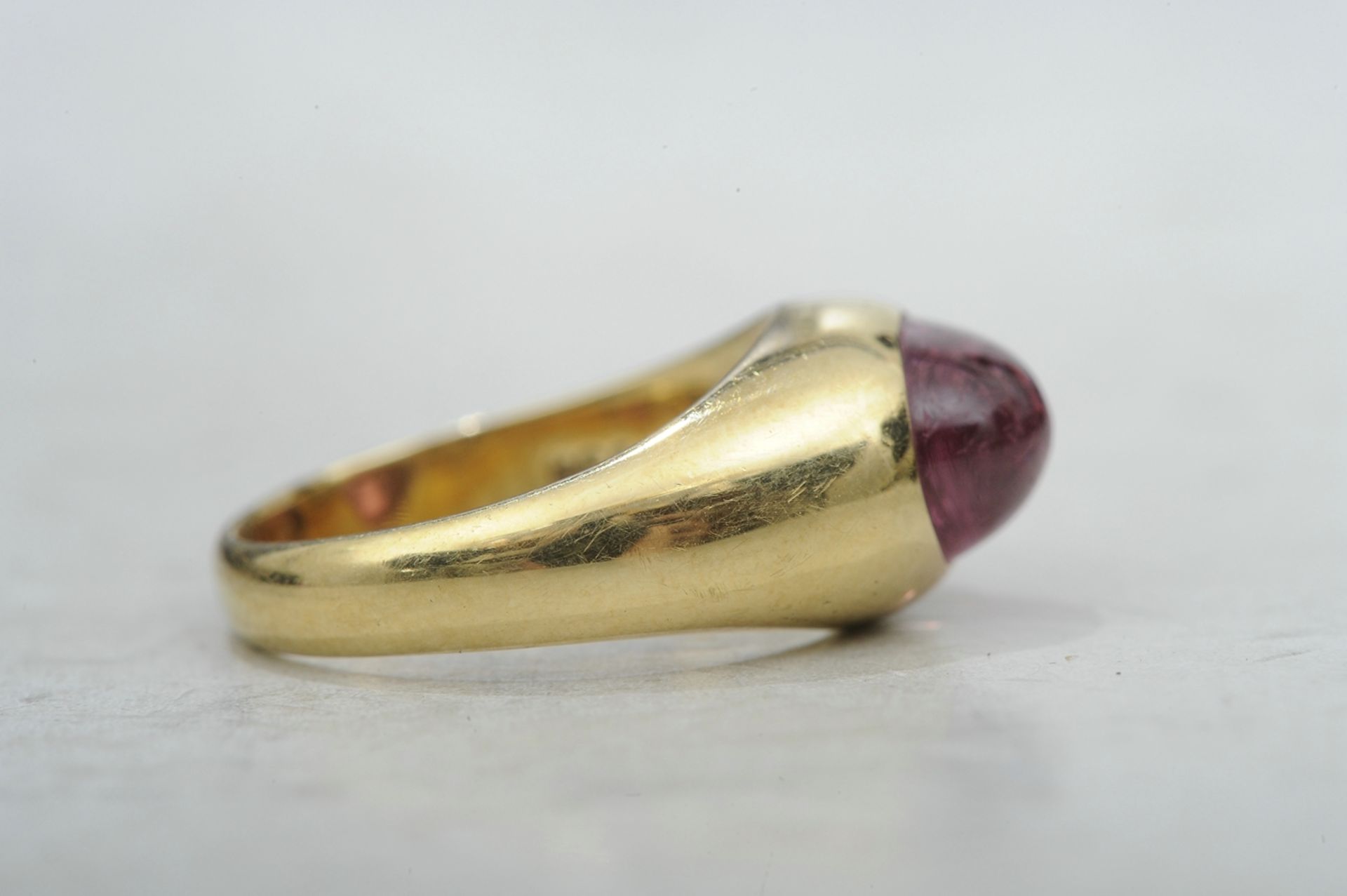 Sehr kleiner Ring aus 750er Gelbgold, mittig mit hell lilafarbenem Turmalin besetzt. Ringgröße ca. - Bild 2 aus 7