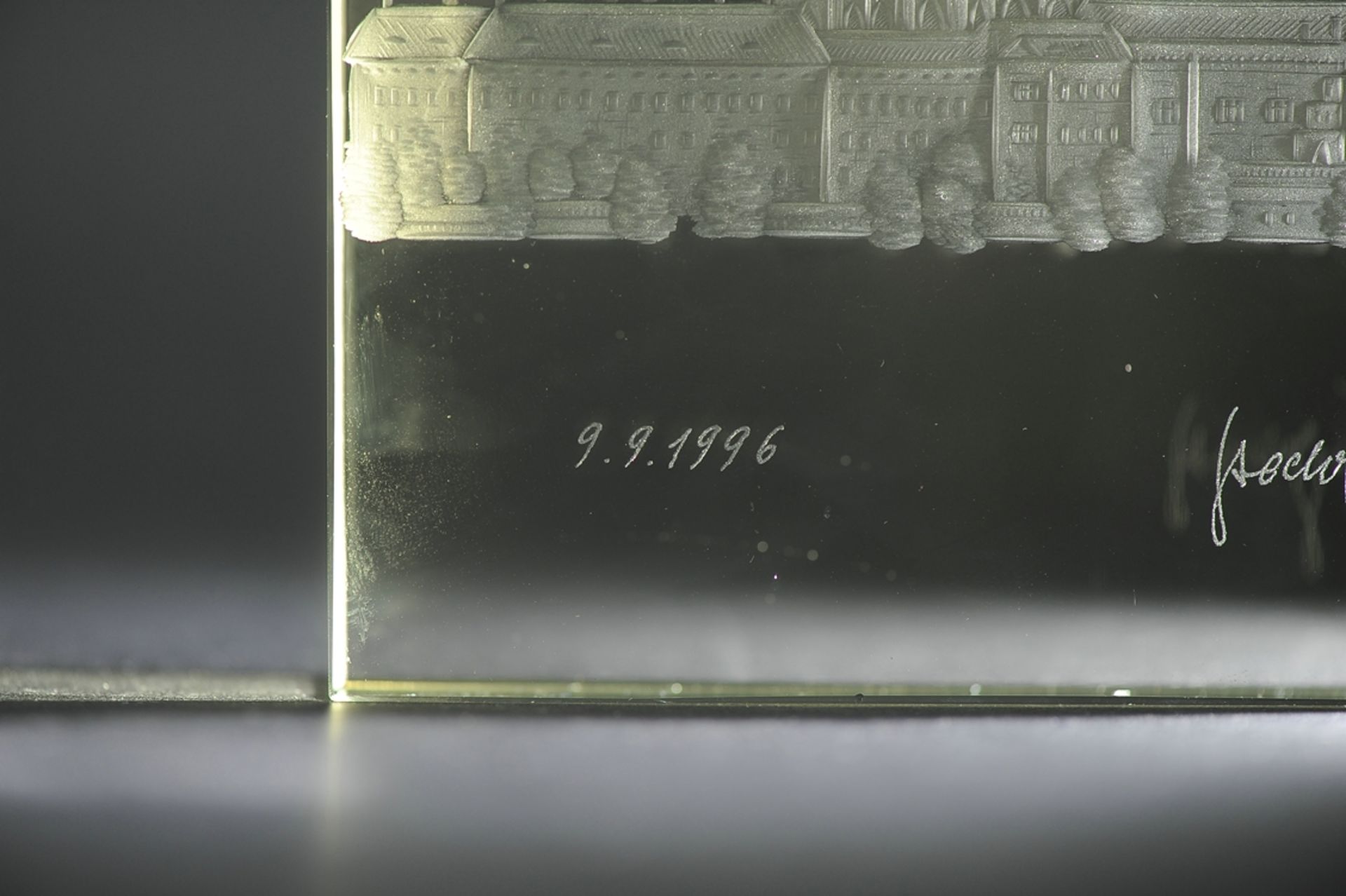 Schwere Glaskachel, ca. 39 mm starker, farbloser Kristallglasblock mit signierter und datierter "St - Image 3 of 4