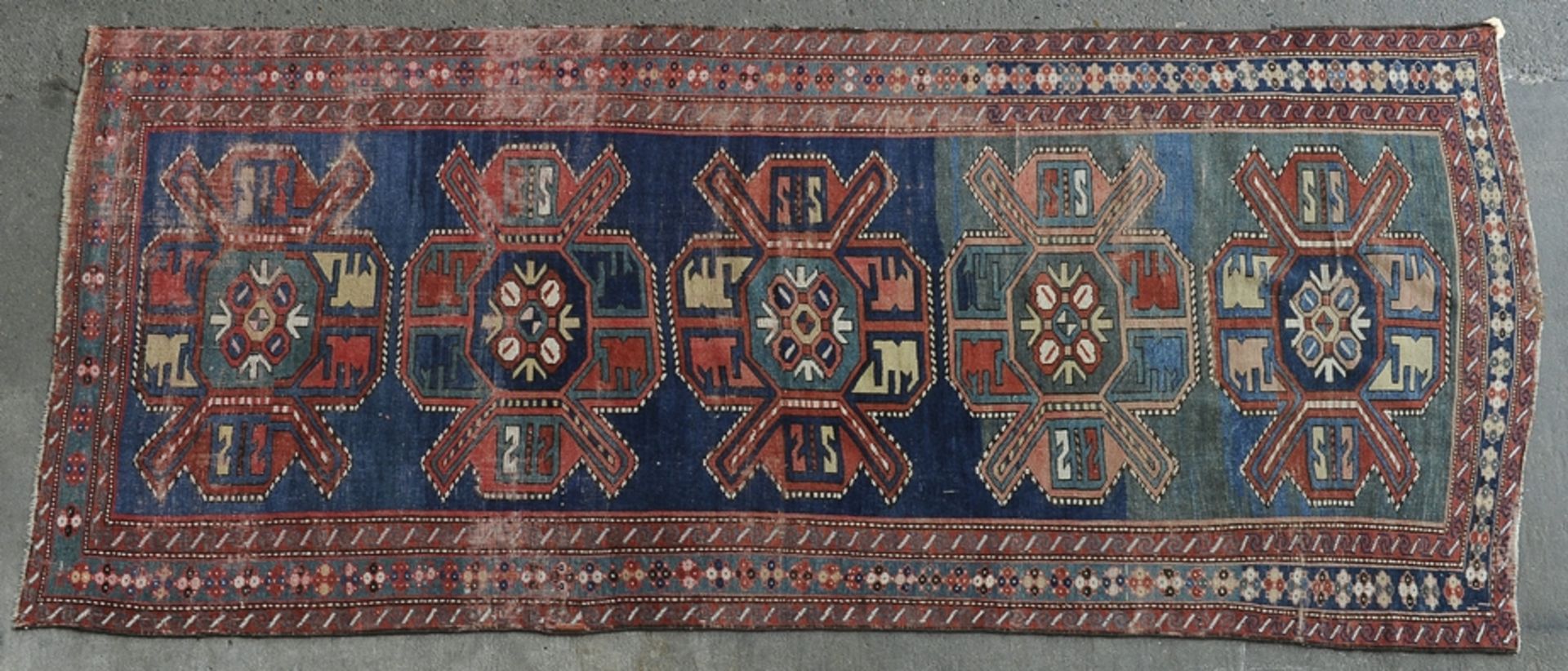 Alte oder antike Teppichgalerie, Kaukasus-Region, abstrakte, geometrische Dekore. Alters- und Gebra