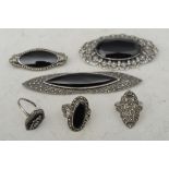 6teiliges Konvolut Art - Deco - Schmuck. 5 Teile mit Onyx-Stein und Markasiten-Besatz. Bestehend au