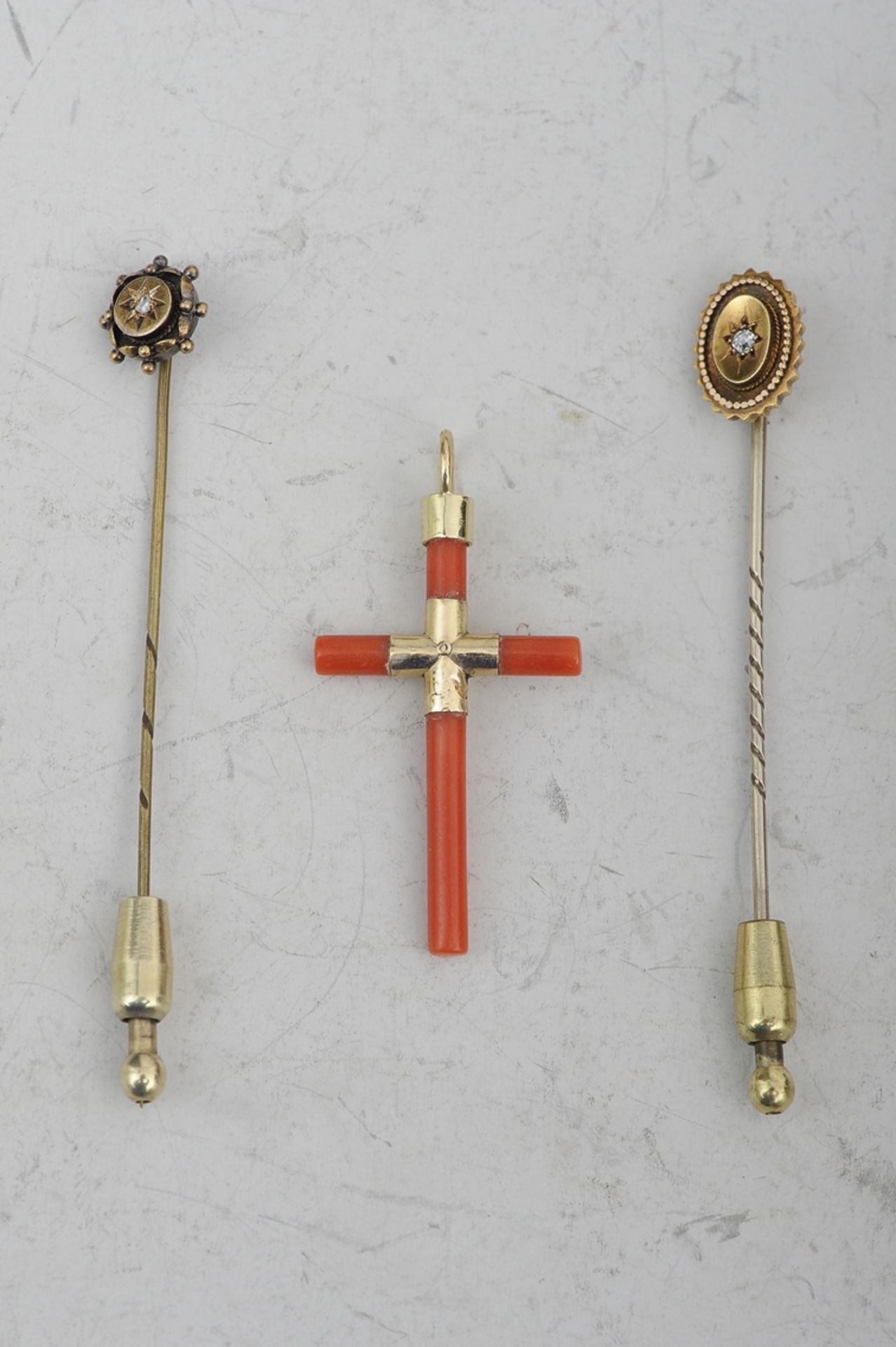 3teiliges Konvolut verschieden alter und antiker Schmuckstücke, bestehend aus Halskreuz und 2 Nadel