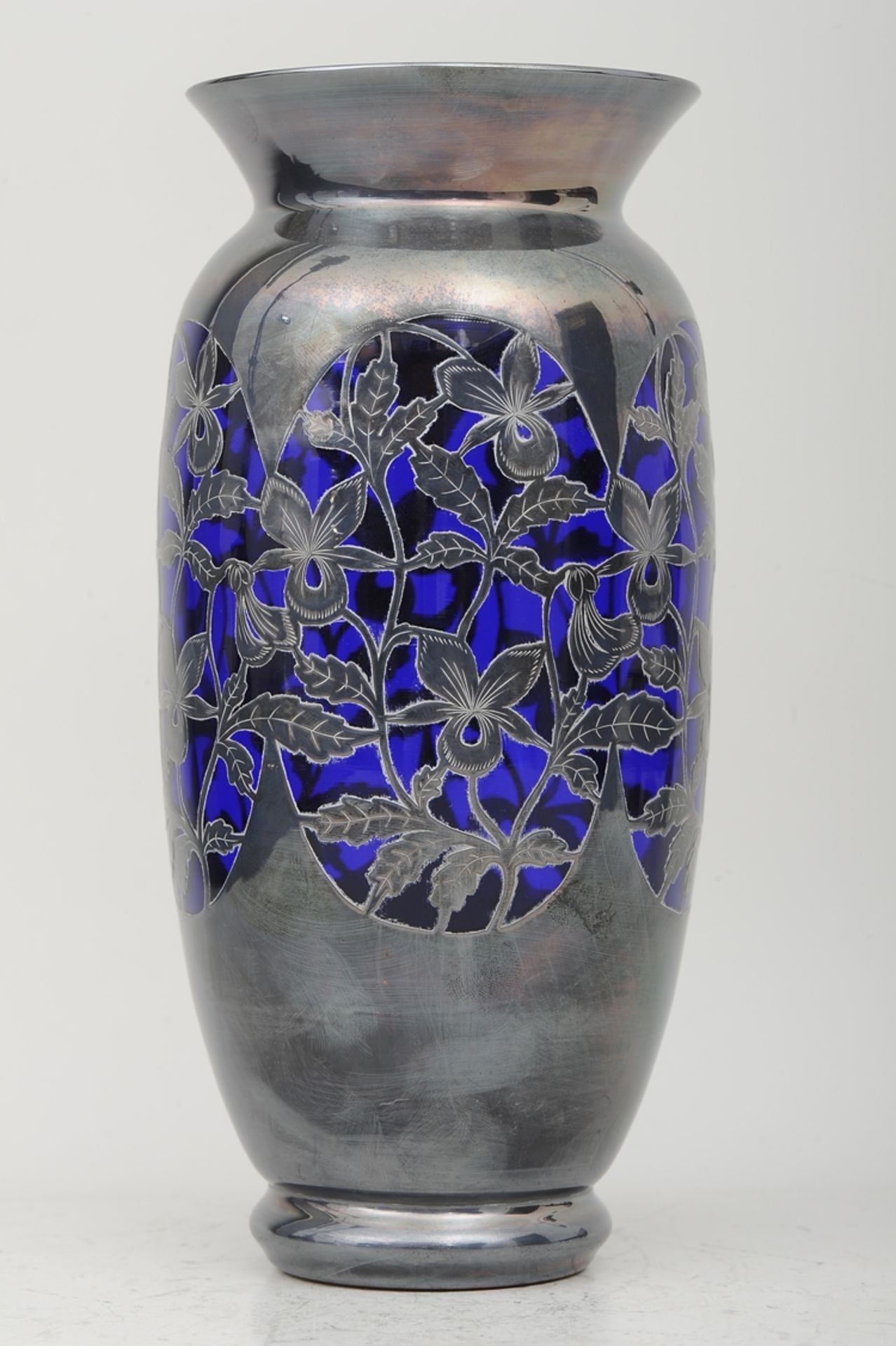 Sehr schön erhaltene SILVER OVERLAY - Vase, bläulich violetter Glaskorpus mit teils flächendeckende