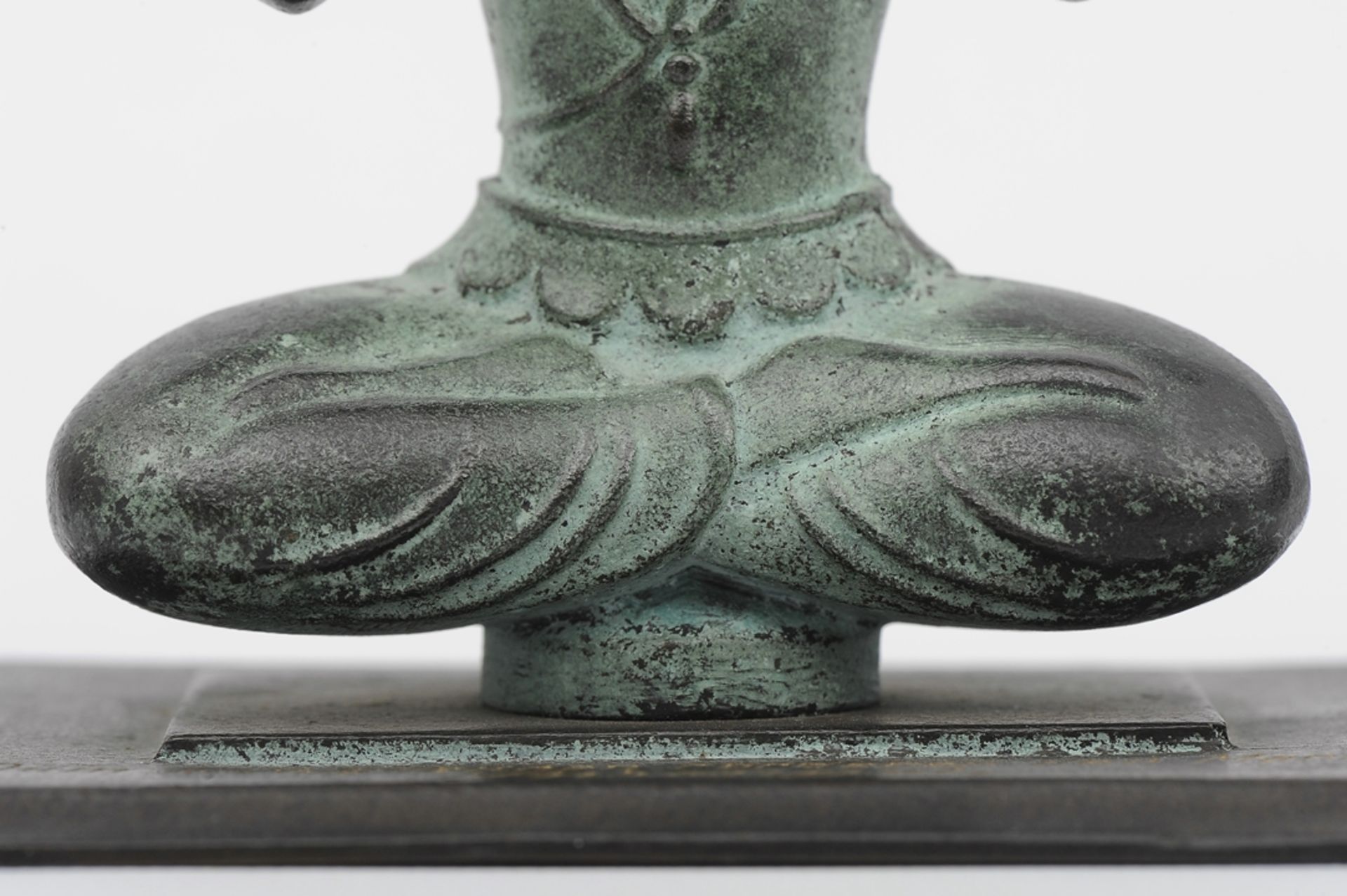 "DEM ERFOLGREICHEN FÖRDERER DER MARKE SPRENGEL" - grünlich, braunschwarz patinierte Buddhafigur auf - Image 11 of 11