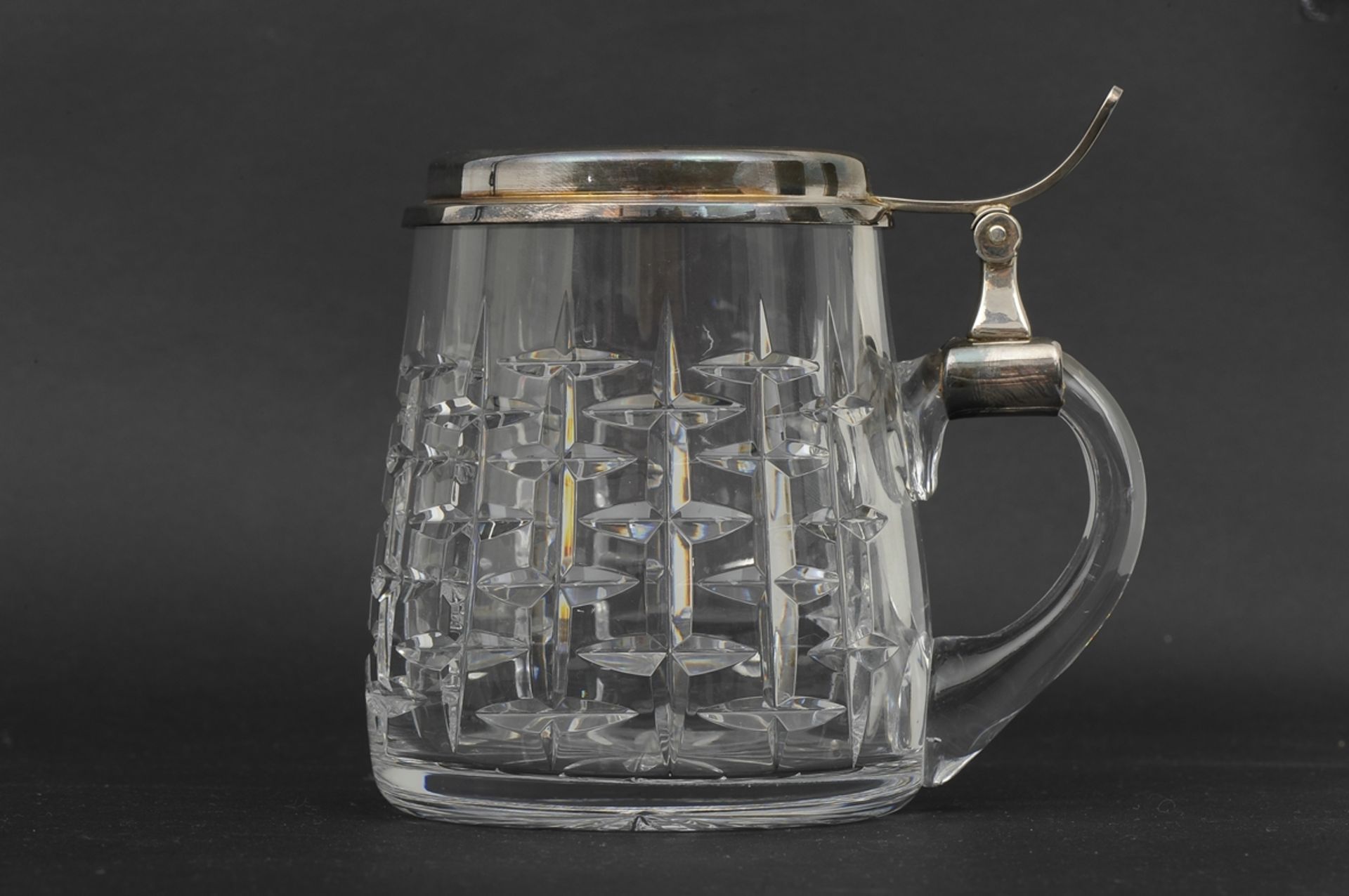 Schwerer Kristallglas-Deckelhumpen mit 925er Sterlingsilbermontur, Mitte 20. Jhdt., Höhe ca. 12 cm,