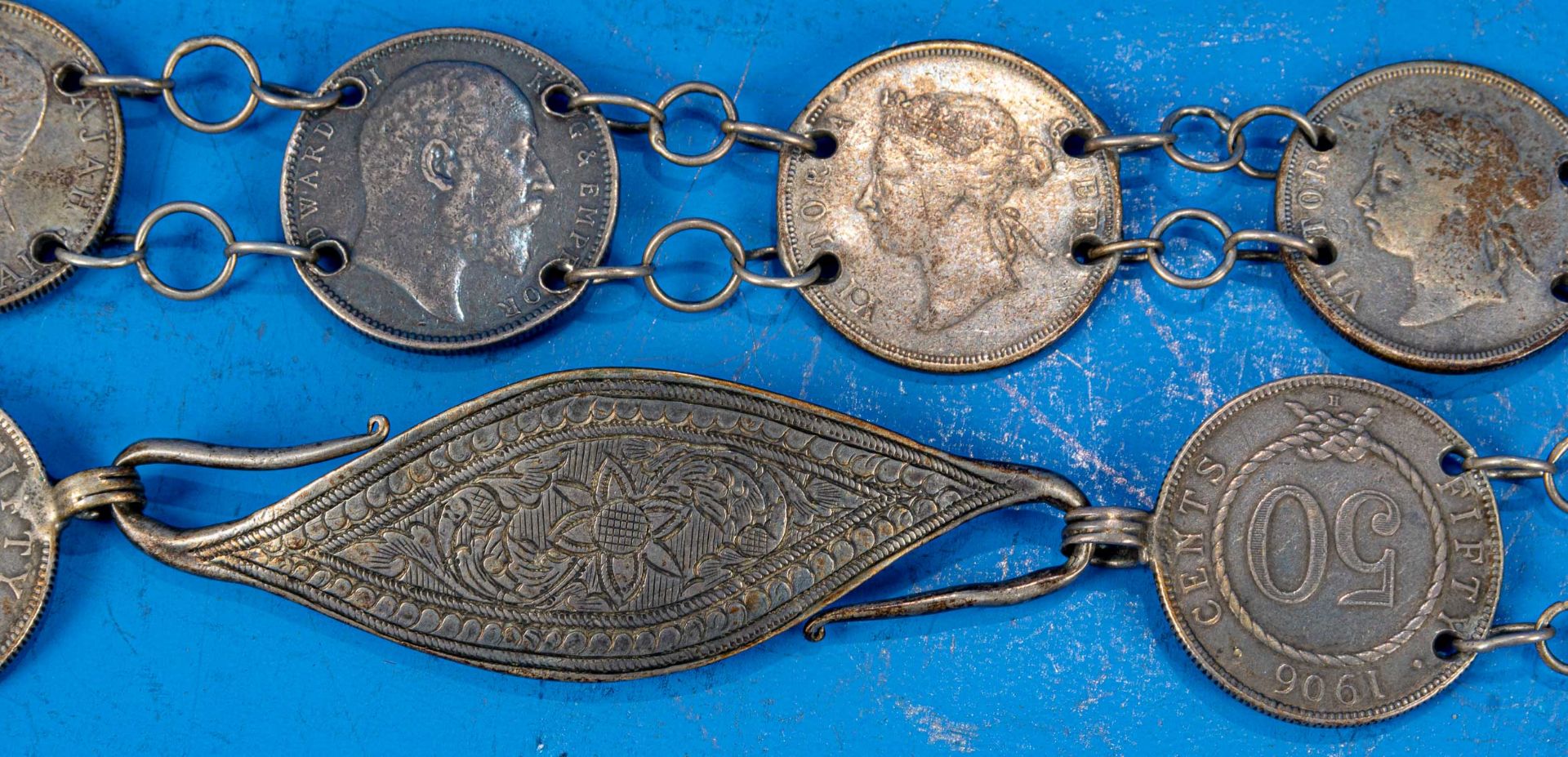 18gliedriger "Münzgürtel", die Münzen aus der Zeit um 1900 u.a. aus Indien & Malaysia stammend. 1 Ö - Image 3 of 9