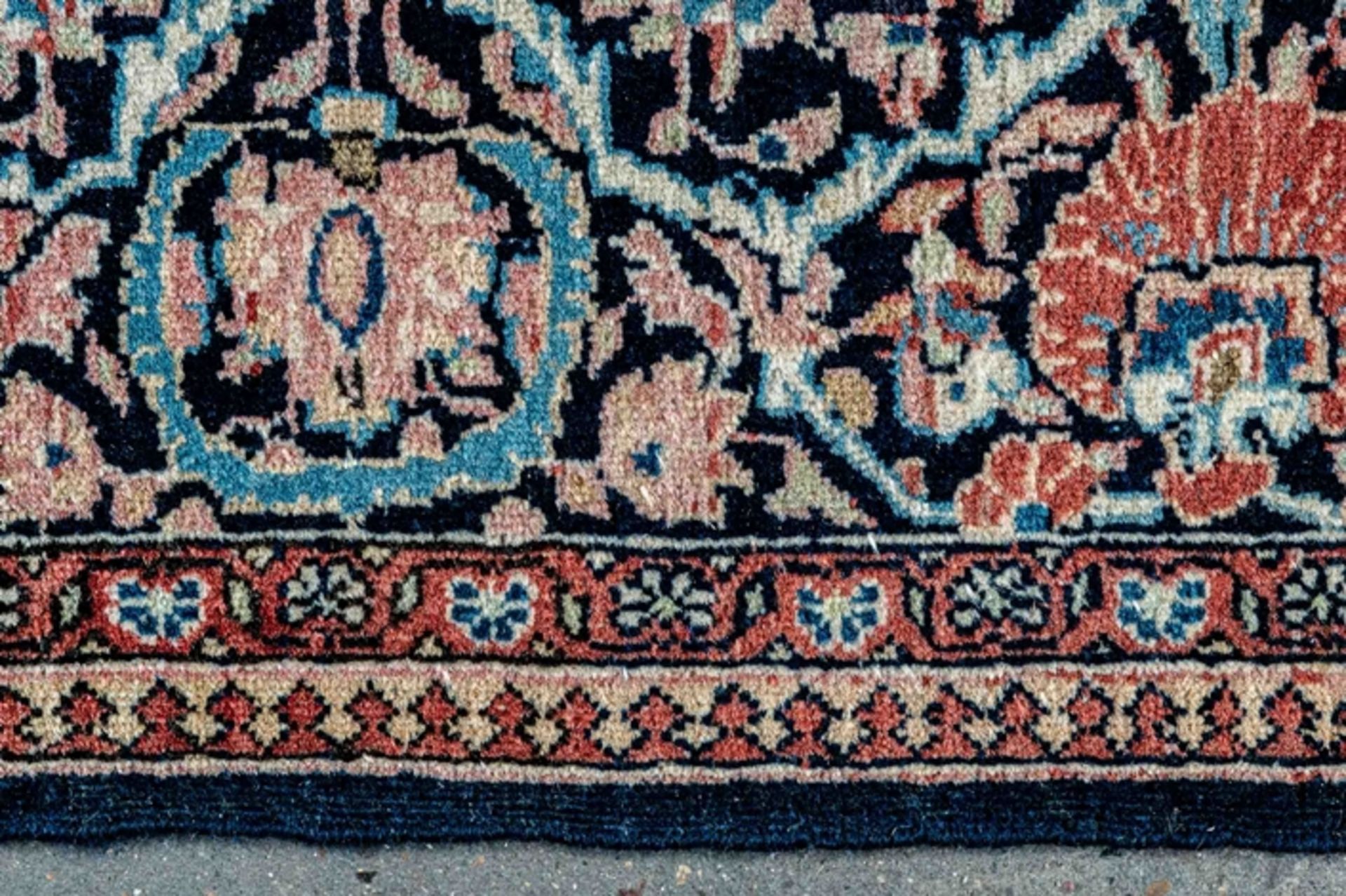 Alte oder antike feine Keshan - Teppichbrücke, beiger Fond, zentrales Medaillon, von unzähligen Blü - Image 4 of 6