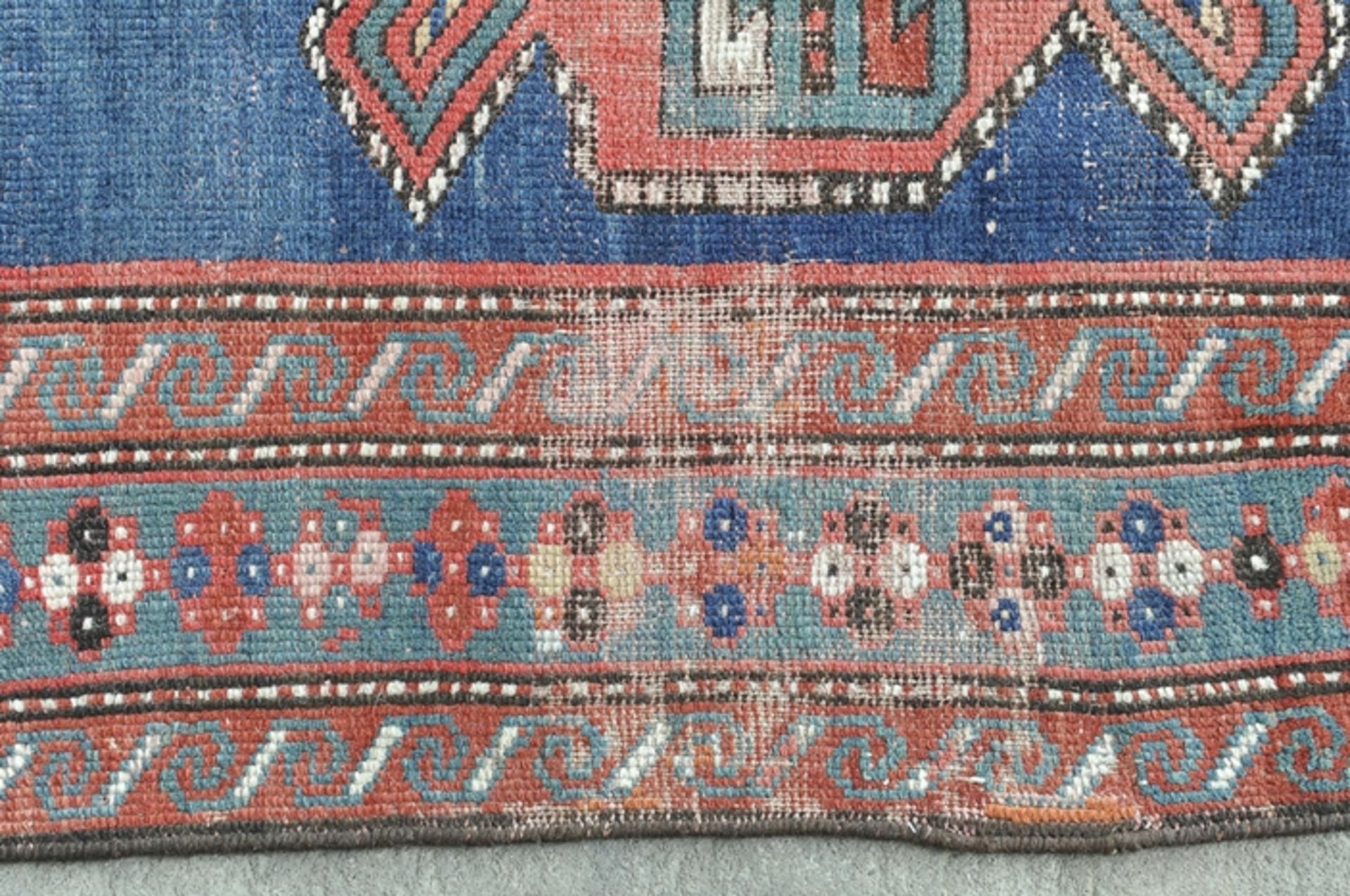 Alte oder antike Teppichgalerie, Kaukasus-Region, abstrakte, geometrische Dekore. Alters- und Gebra - Image 8 of 8