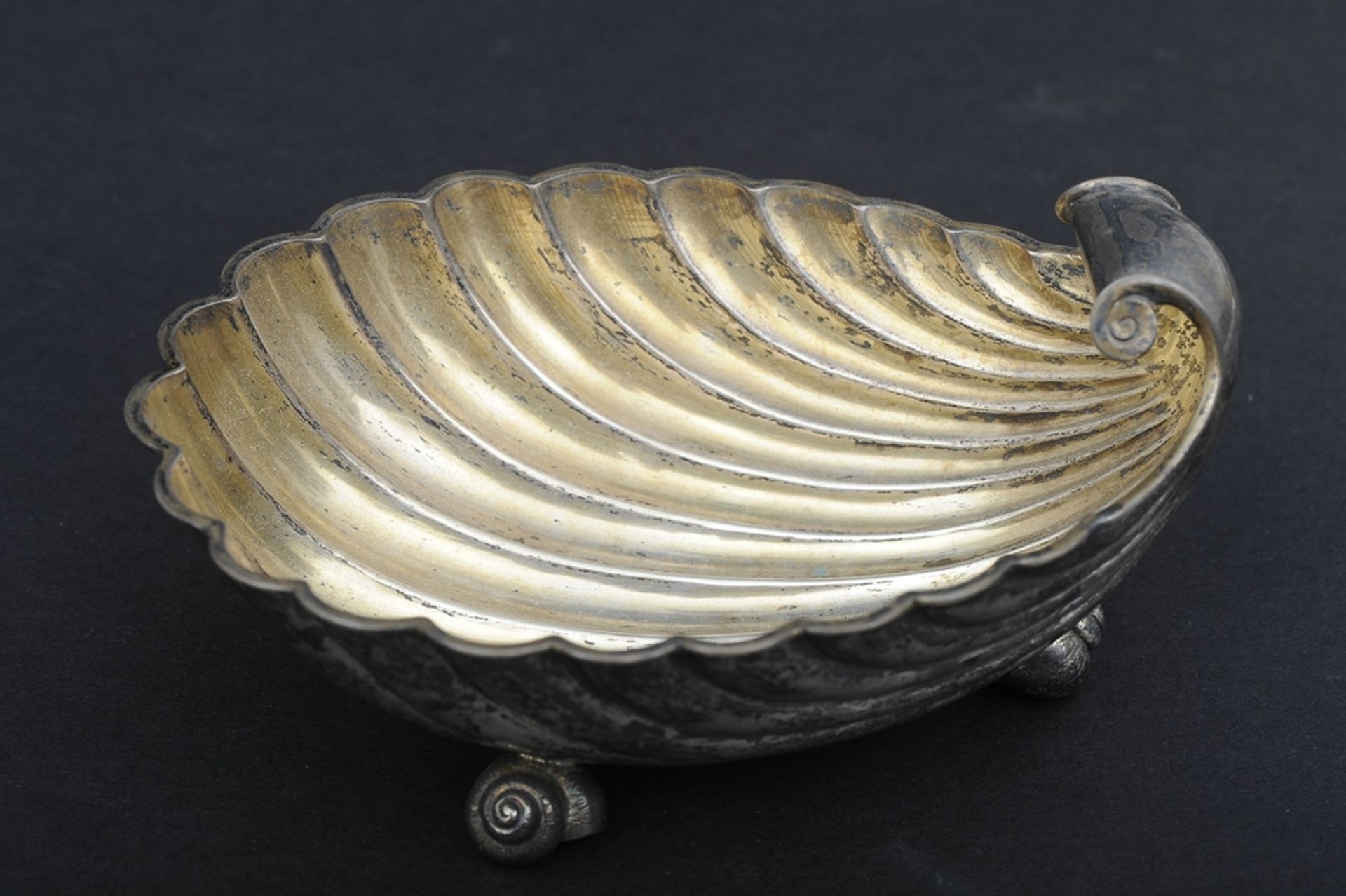 Zeitlos elegante, klassische Muschelschale, 800er Silber, auf 3 "Schneckenhaus"-Füßen ruhende Schal - Image 2 of 10