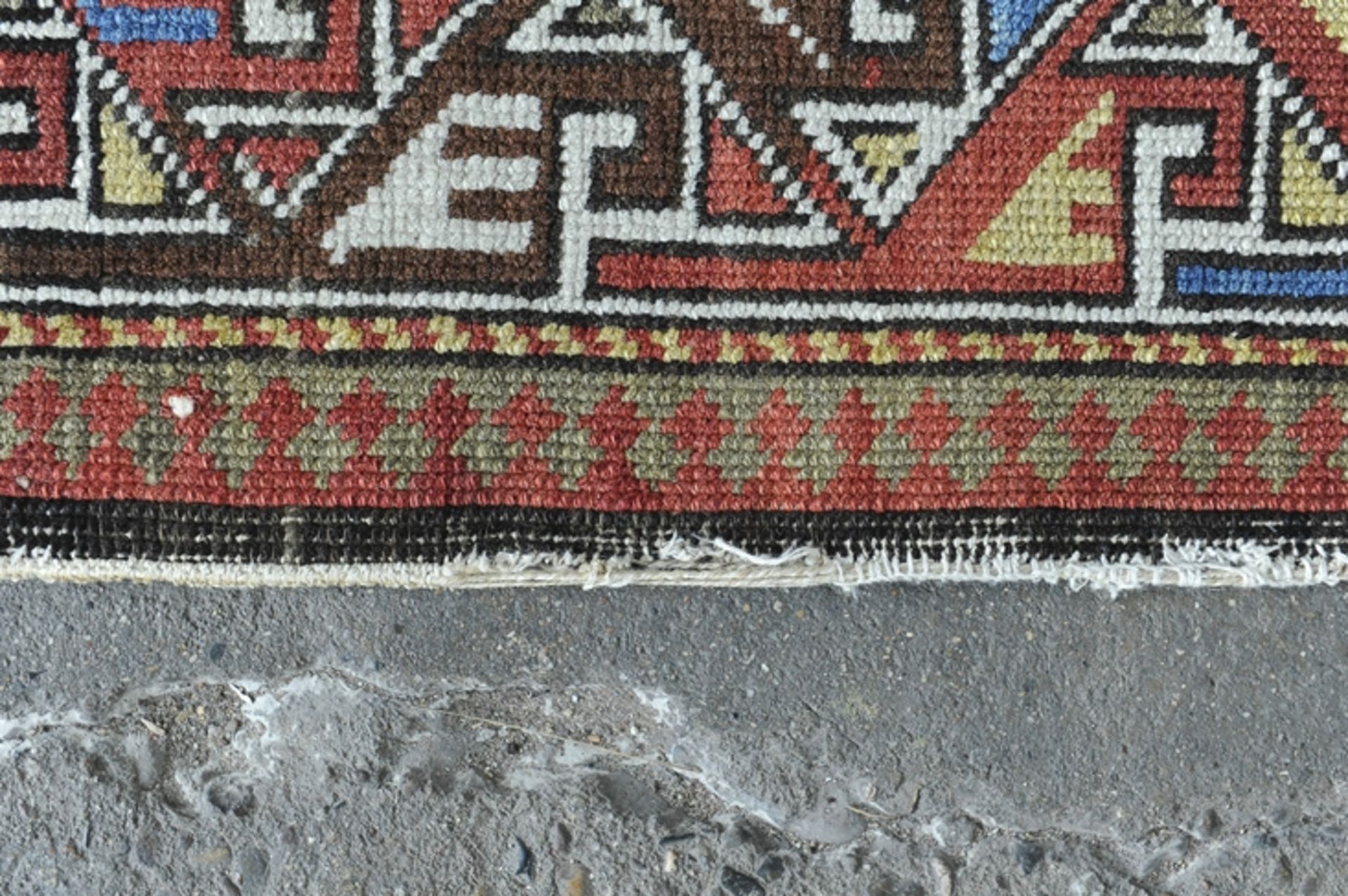 Alte oder antike kaukasische Teppichbrücke, rotbrauner Fond mit zentralem Medaillon, geometrische M - Image 6 of 7