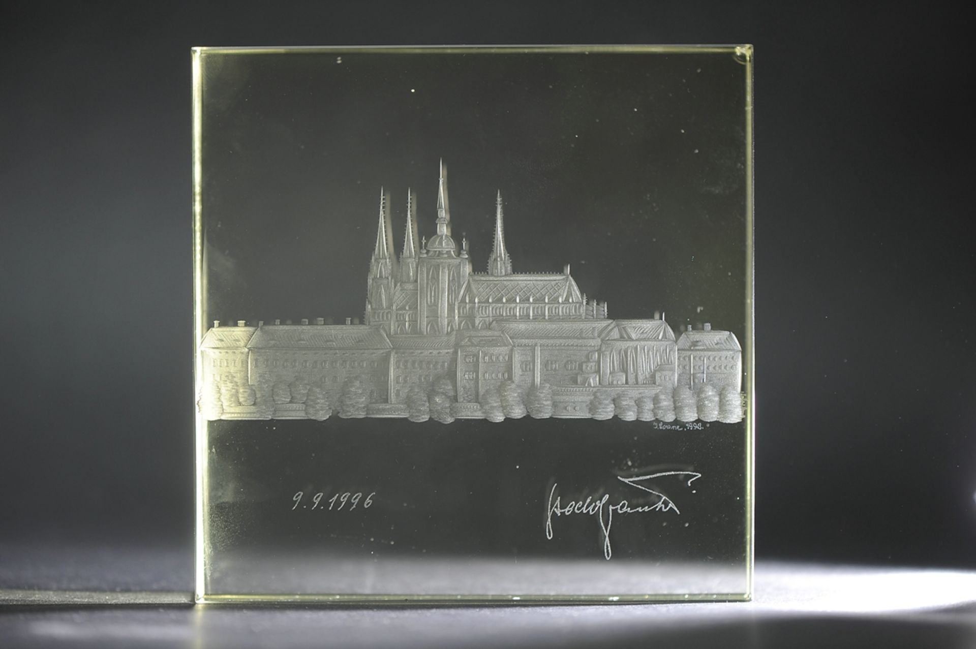 Schwere Glaskachel, ca. 39 mm starker, farbloser Kristallglasblock mit signierter und datierter "St