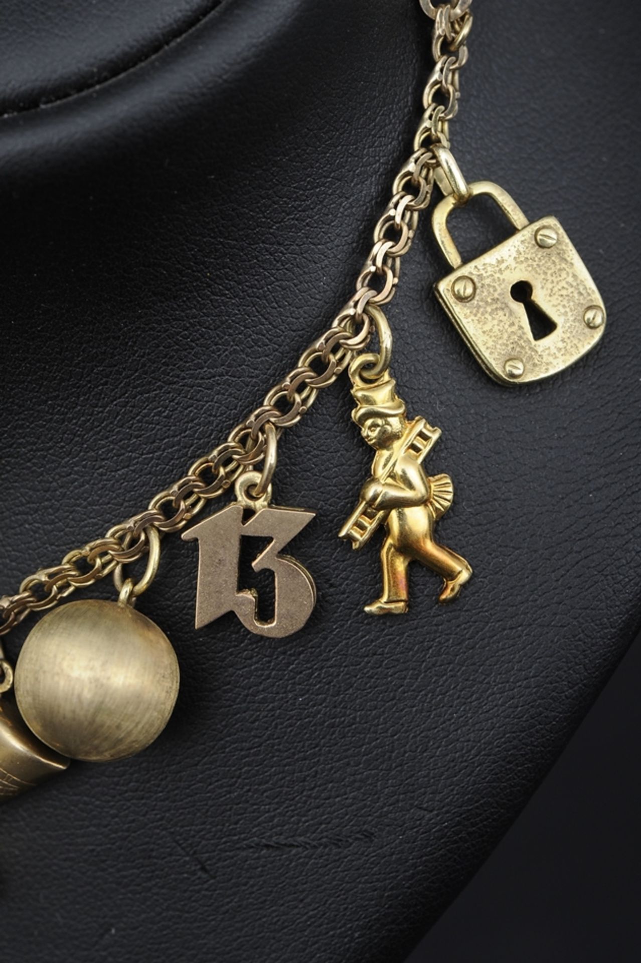"Bettler" - Armband aus 333er Gelbgold mit insgesamt 11 Anhängerteilen, 1 Herz lose beiliegend. Län - Image 4 of 9