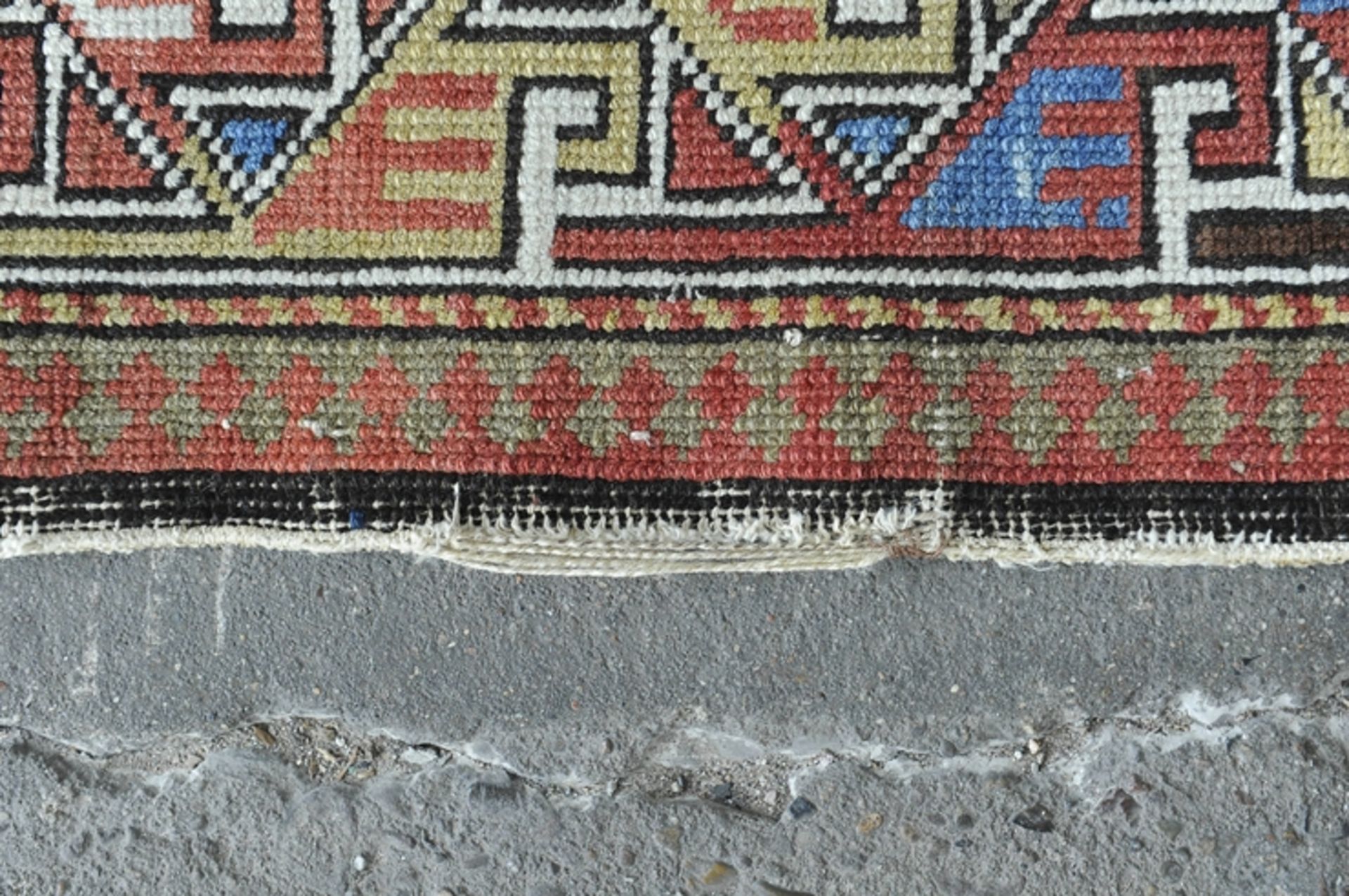Alte oder antike kaukasische Teppichbrücke, rotbrauner Fond mit zentralem Medaillon, geometrische M - Image 5 of 7