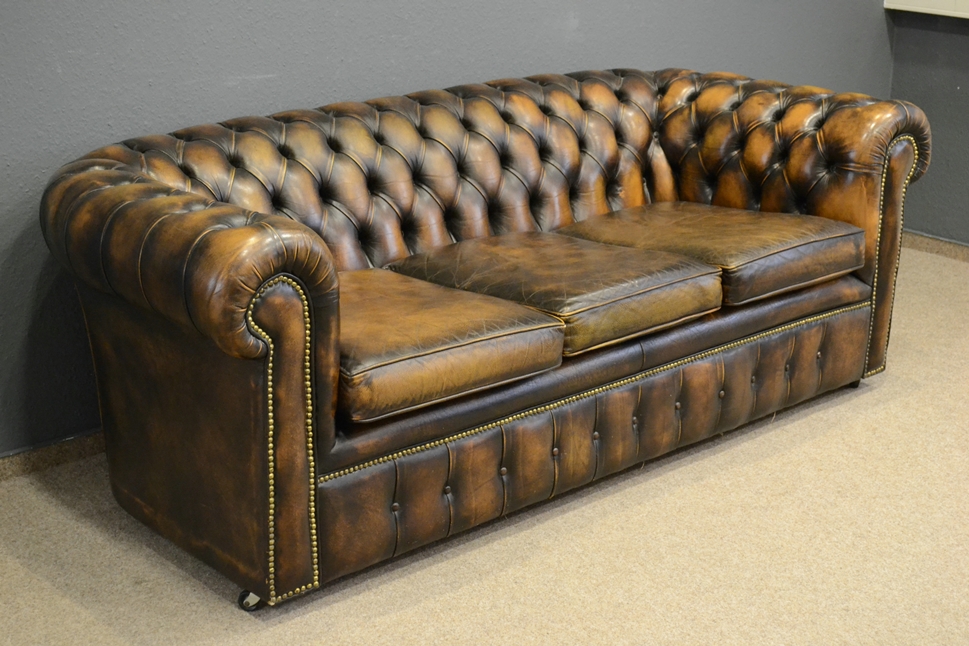 3sitziges Chesterfield-Sofa nach englischem Vorbild, spätes 20. Jhdt., bräunlich eingefärbtes Leder