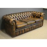 3sitziges Chesterfield-Sofa nach englischem Vorbild, spätes 20. Jhdt., bräunlich eingefärbtes Leder