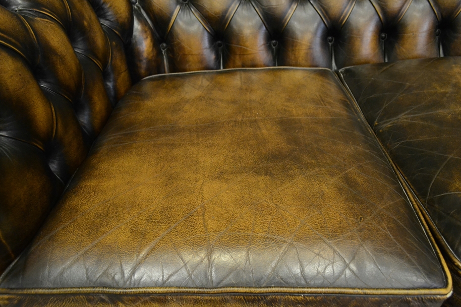 3sitziges Chesterfield-Sofa nach englischem Vorbild, spätes 20. Jhdt., bräunlich eingefärbtes Leder - Image 5 of 12