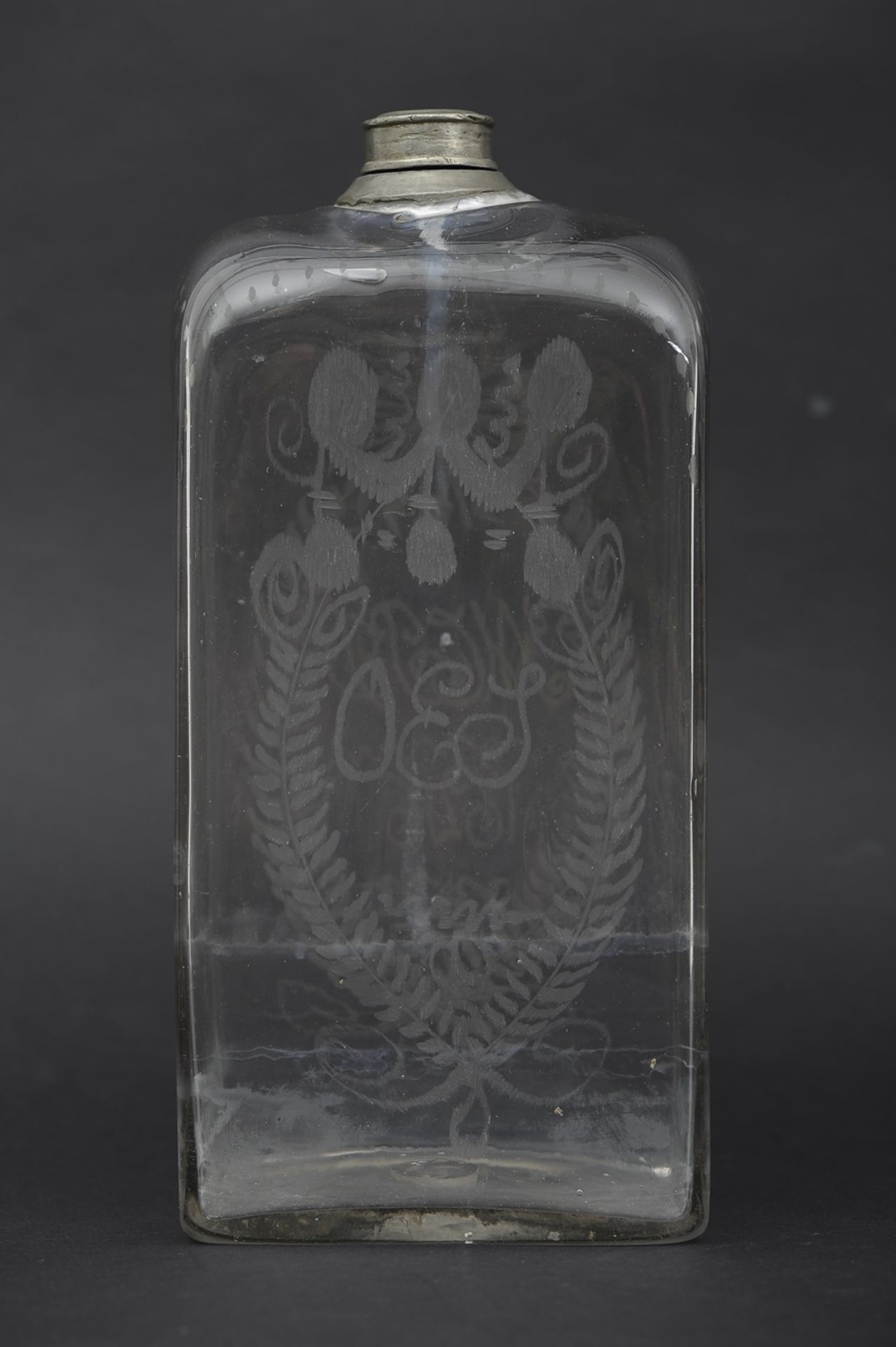 Antike Branntweinflasche, "1826" datiert, farbloses Klarglas mit allseitigen Ätzdekoren, mundgeblas - Image 2 of 7
