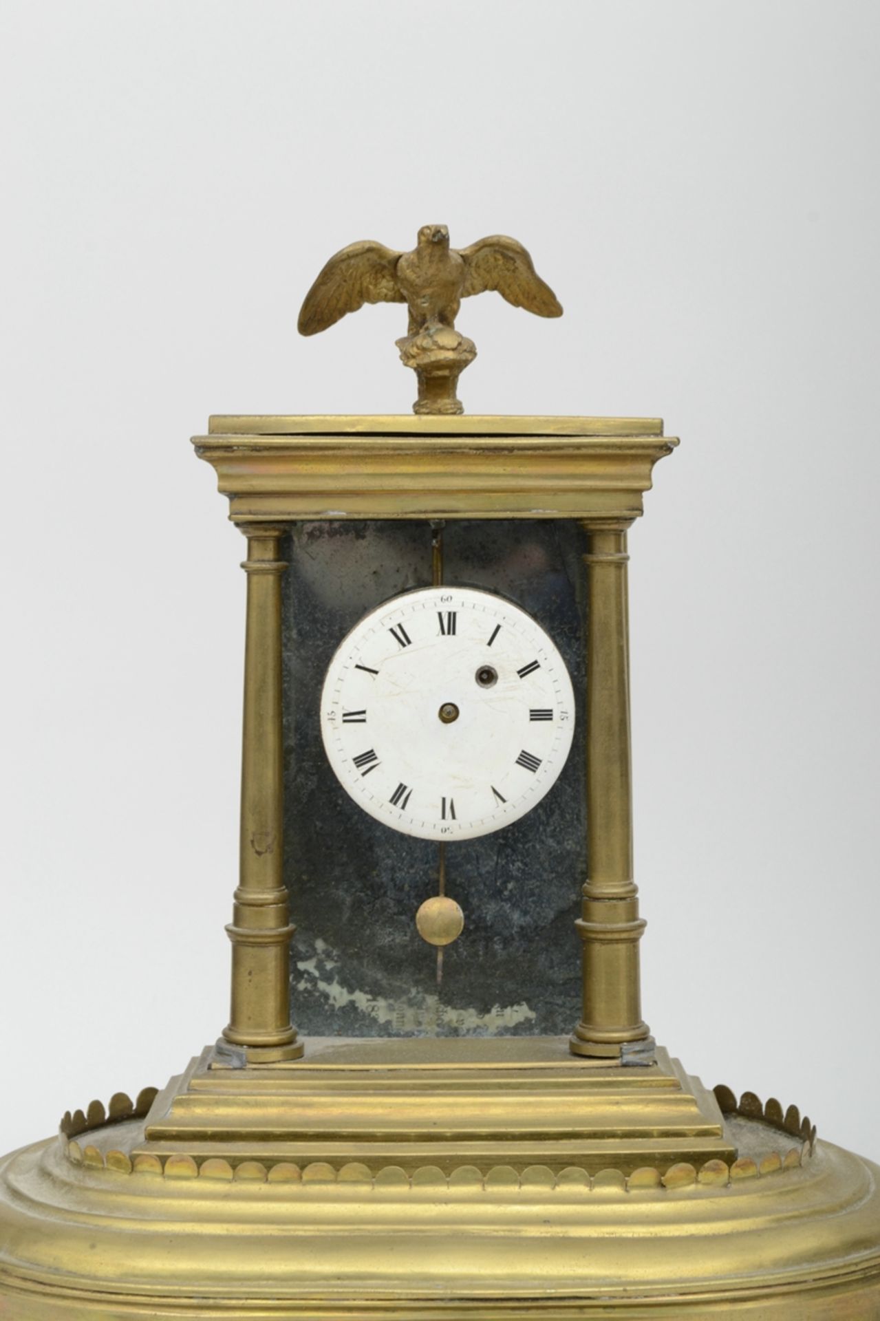 Dekorative Tischuhr in Portalform, von Adler gekrönt; ungeprüftes, mechanisches Uhrwerk, unterhalb - Image 3 of 7