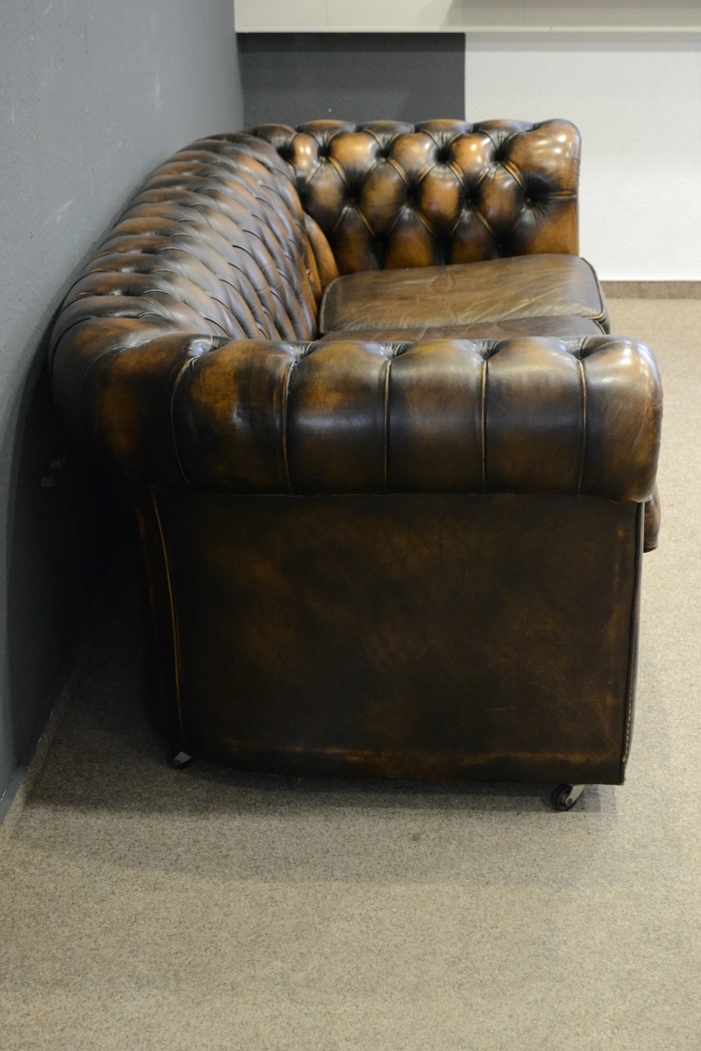 3sitziges Chesterfield-Sofa nach englischem Vorbild, spätes 20. Jhdt., bräunlich eingefärbtes Leder - Image 8 of 12