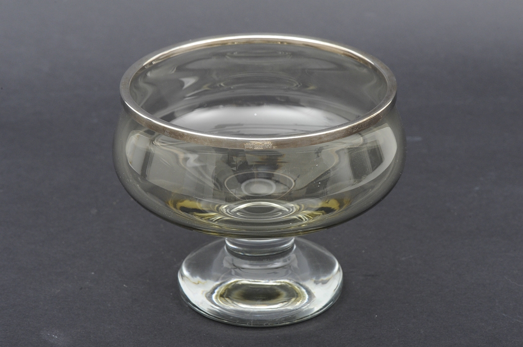 Runde Fußschale, bräunliches Glas mit 925er Sterlingsilber-Abschlussrand. Sehr schöner Erhalt. Höhe - Image 2 of 4