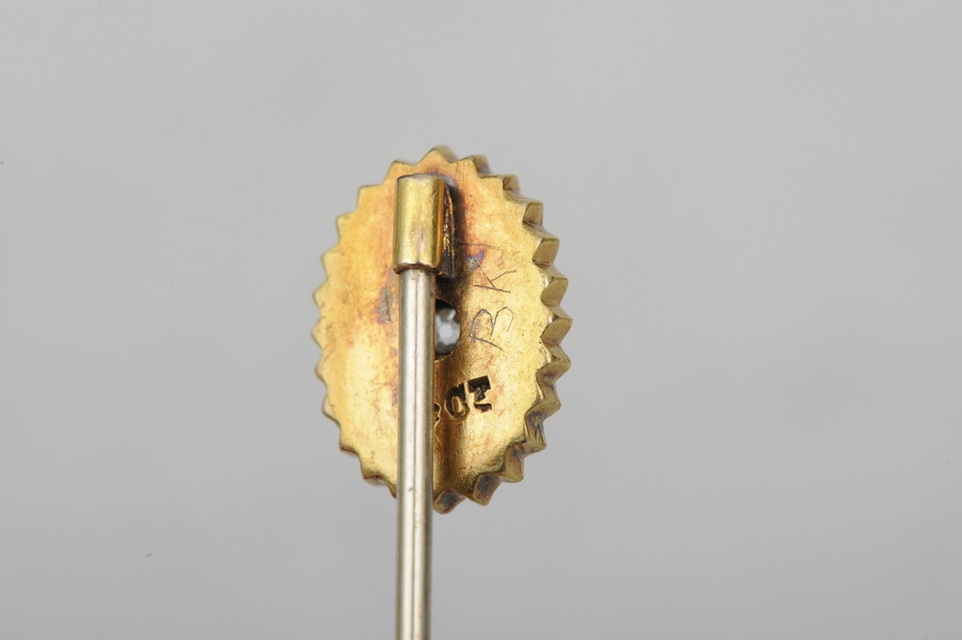 3teiliges Konvolut verschieden alter und antiker Schmuckstücke, bestehend aus Halskreuz und 2 Nadel - Image 9 of 10