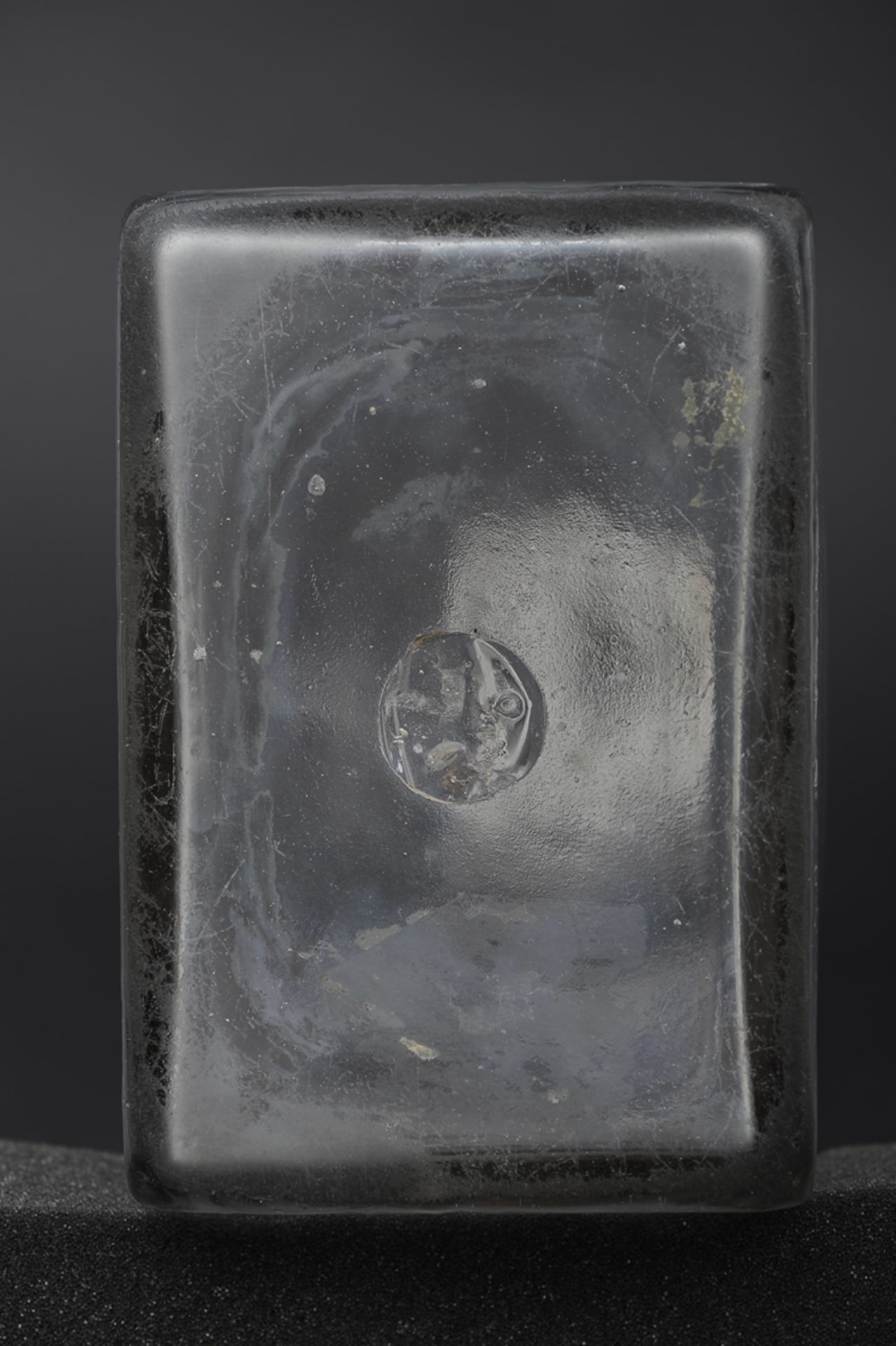 Antike Branntweinflasche, "1826" datiert, farbloses Klarglas mit allseitigen Ätzdekoren, mundgeblas - Image 7 of 7