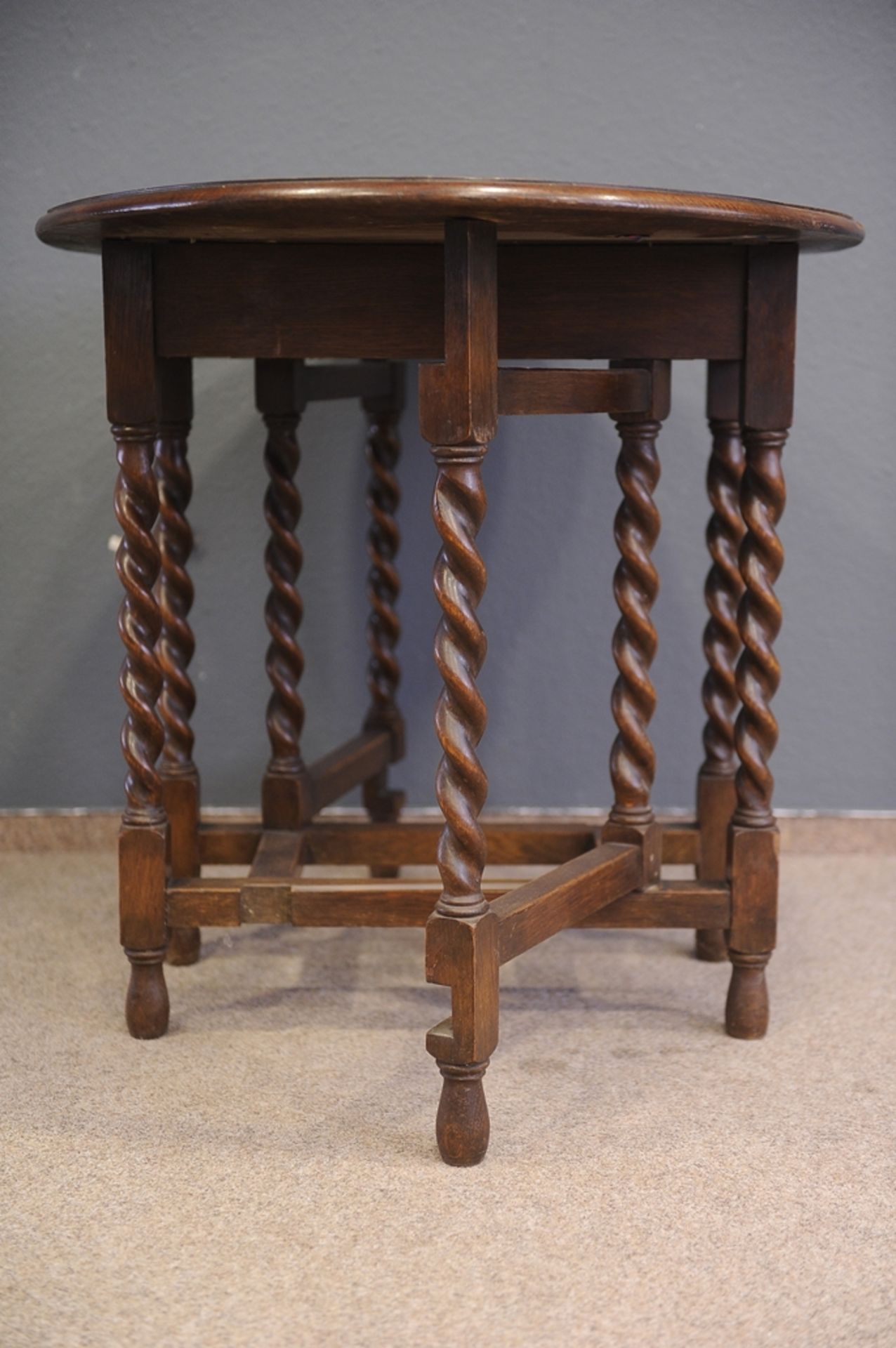 Kleiner Klapptisch, englischer "Gate - Leg - Table", Eiche, 20. Jhdt. Höhe ca. 76,5 cm, Platte max. - Image 6 of 7